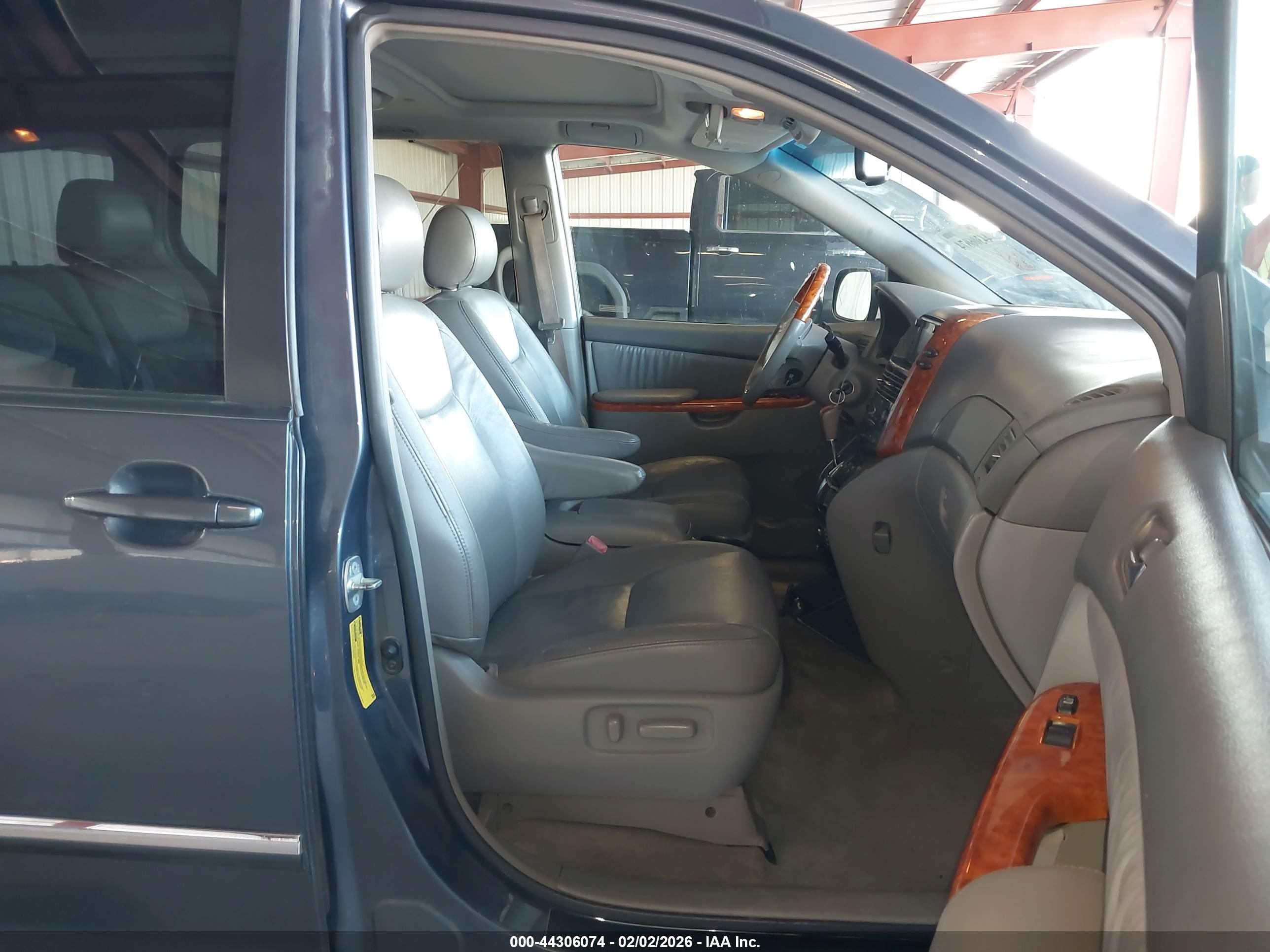 TOYOTA SIENNA image 5