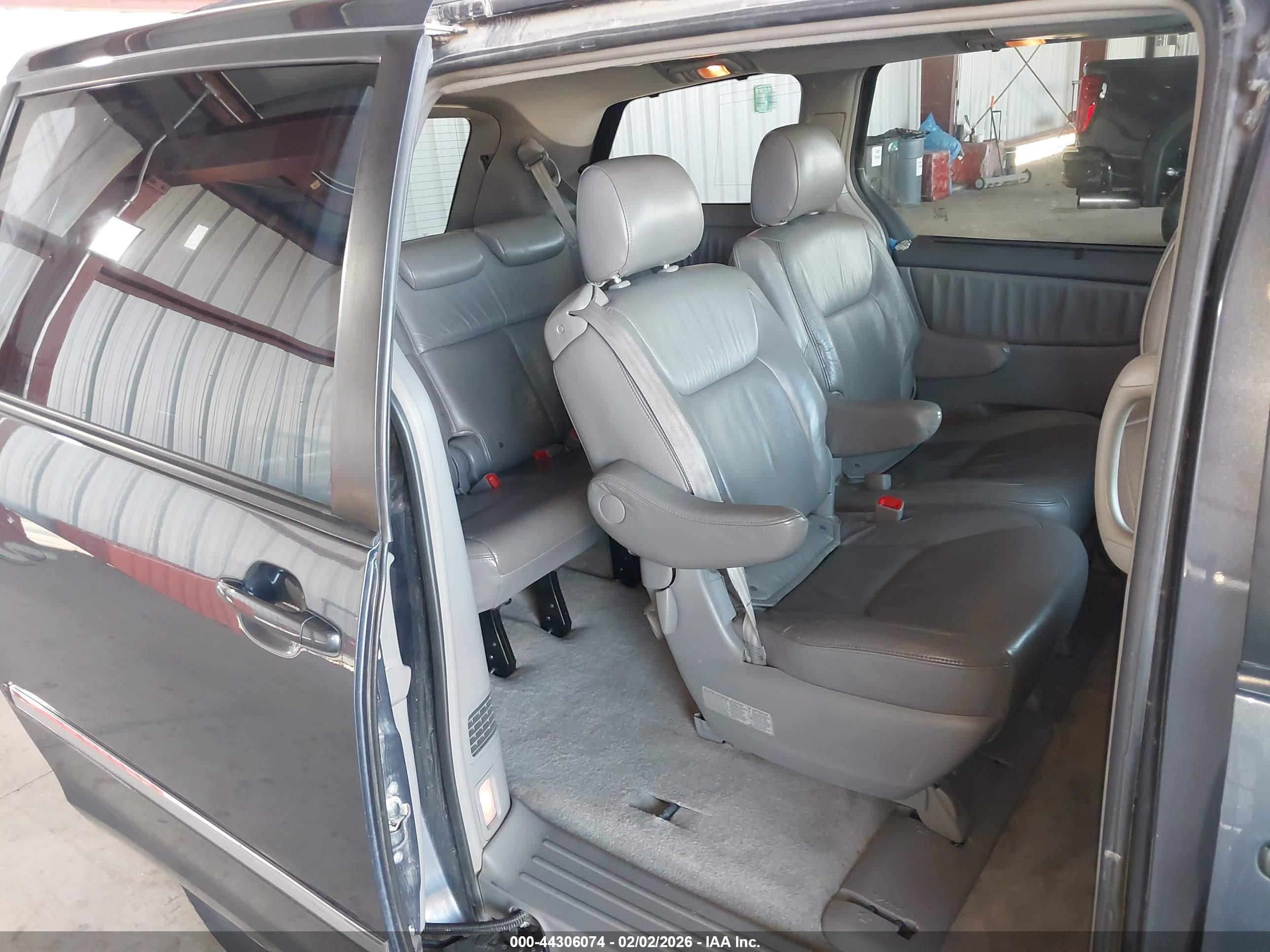 TOYOTA SIENNA image 8