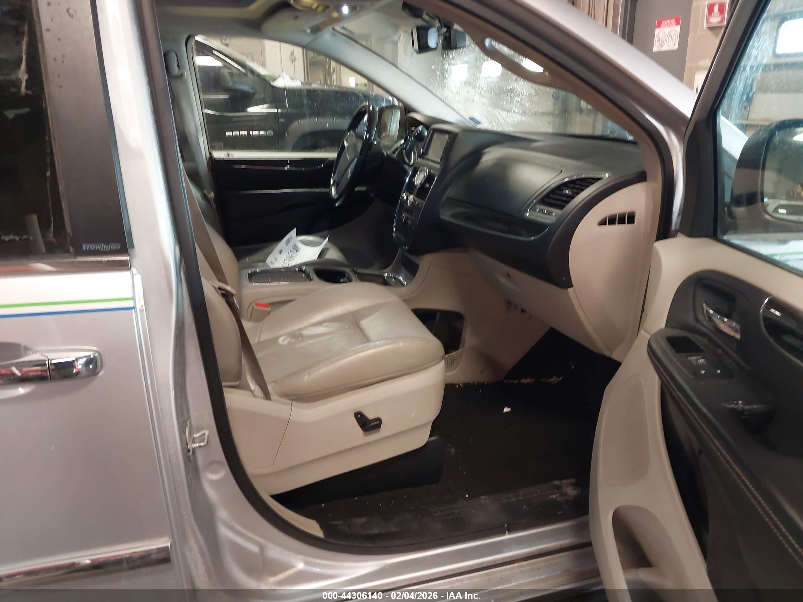 CHRYSLER TOWN image 5