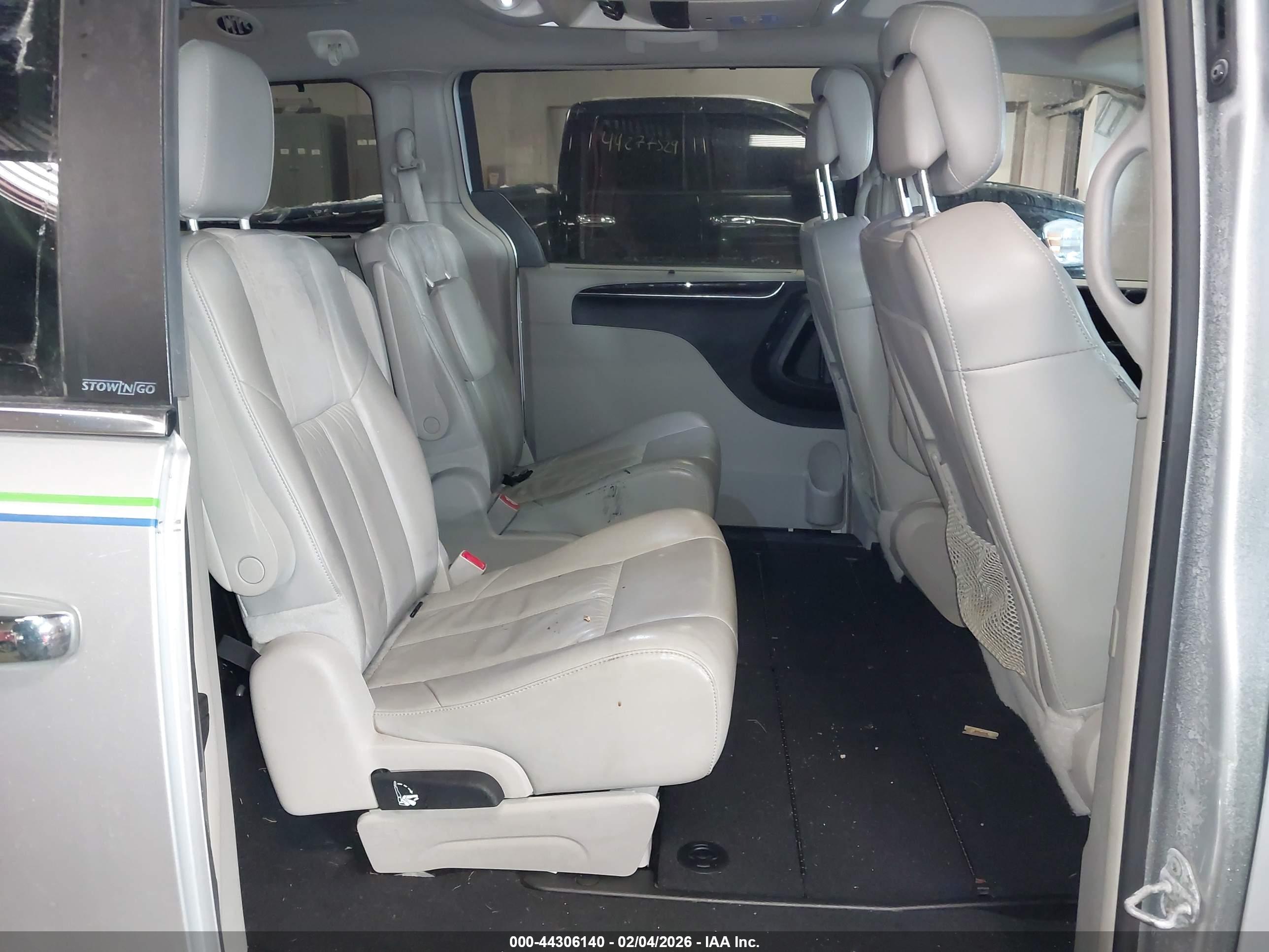 CHRYSLER TOWN image 8
