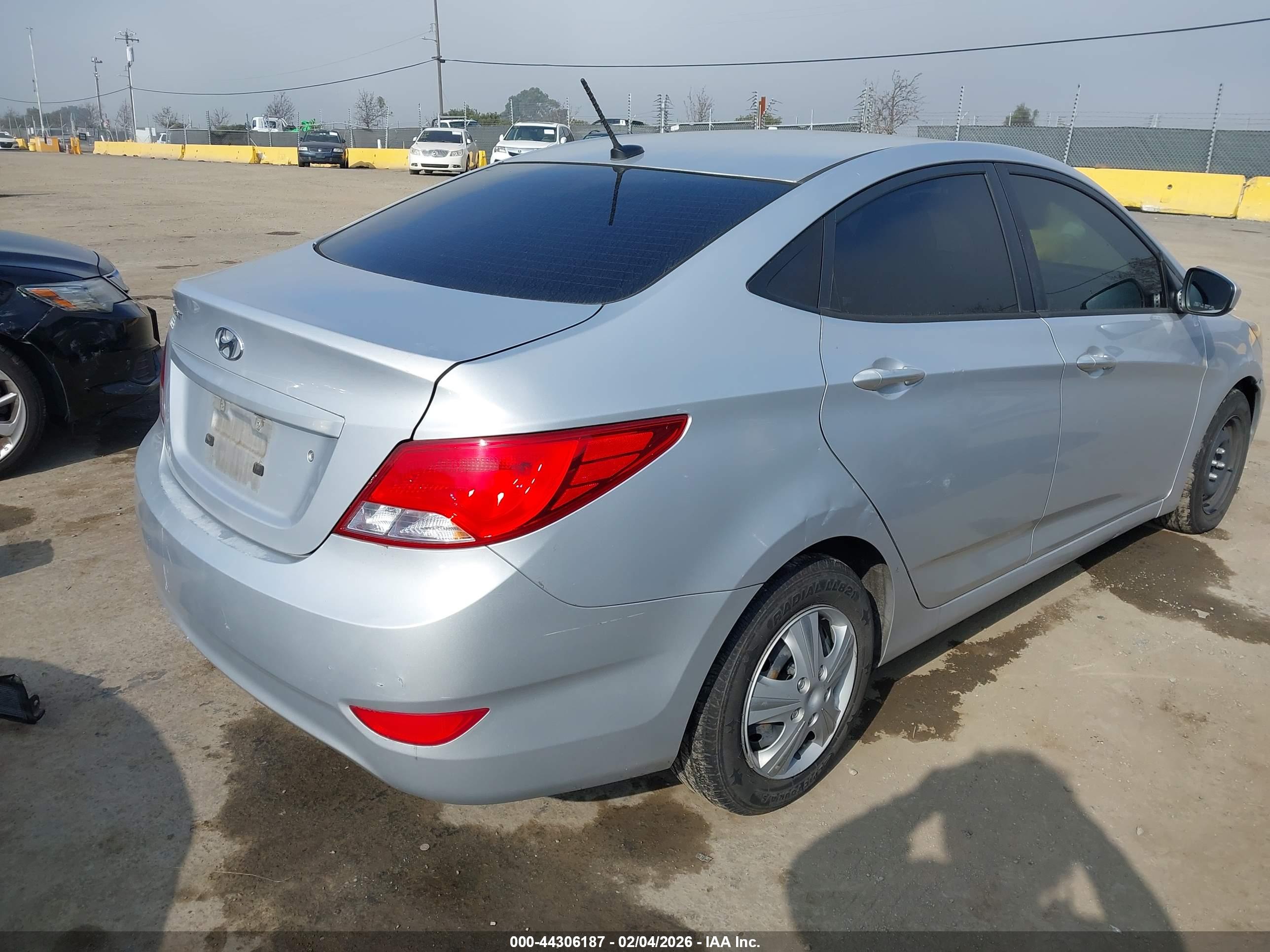 HYUNDAI ACCENT image 4