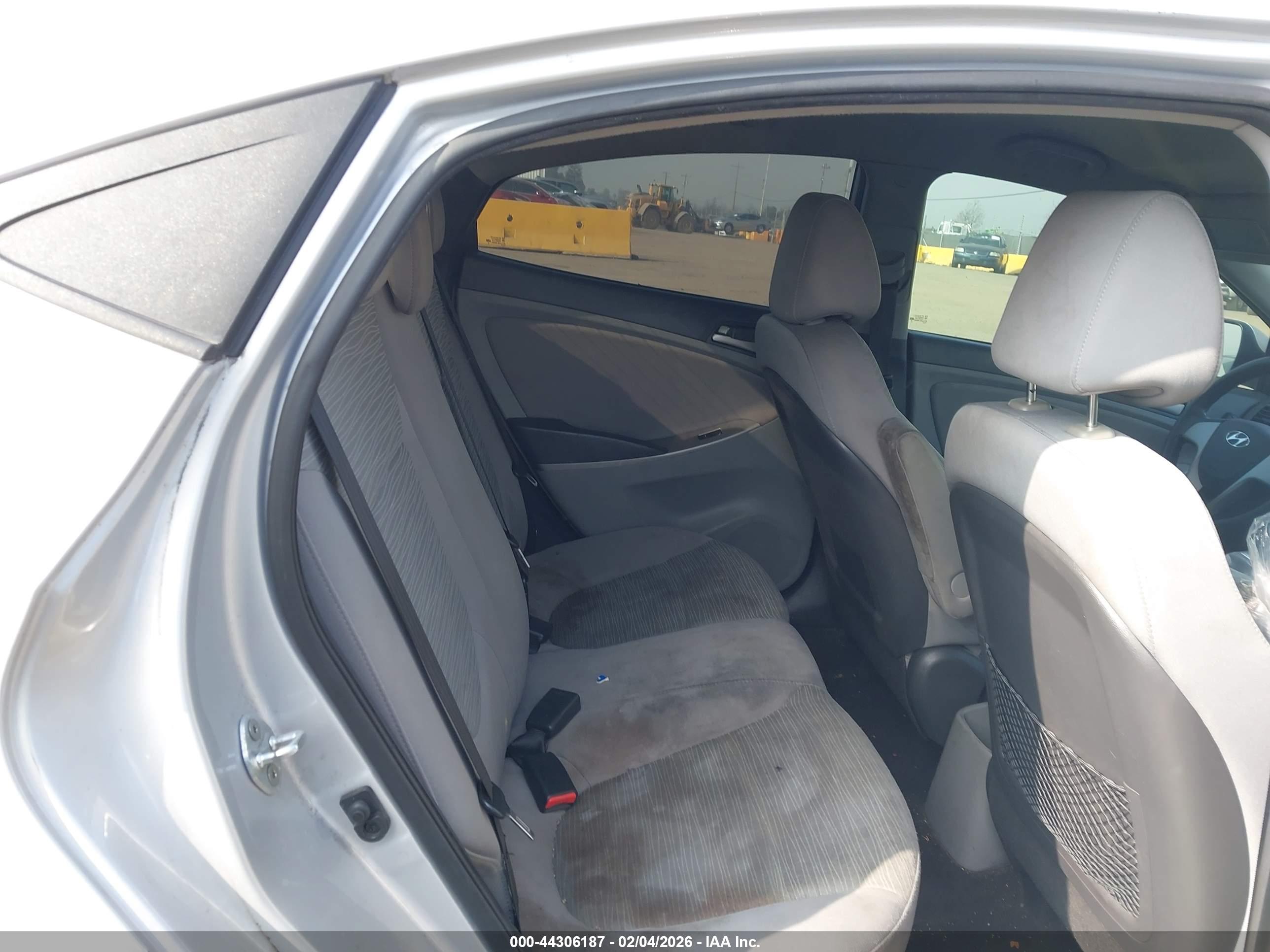 HYUNDAI ACCENT image 8
