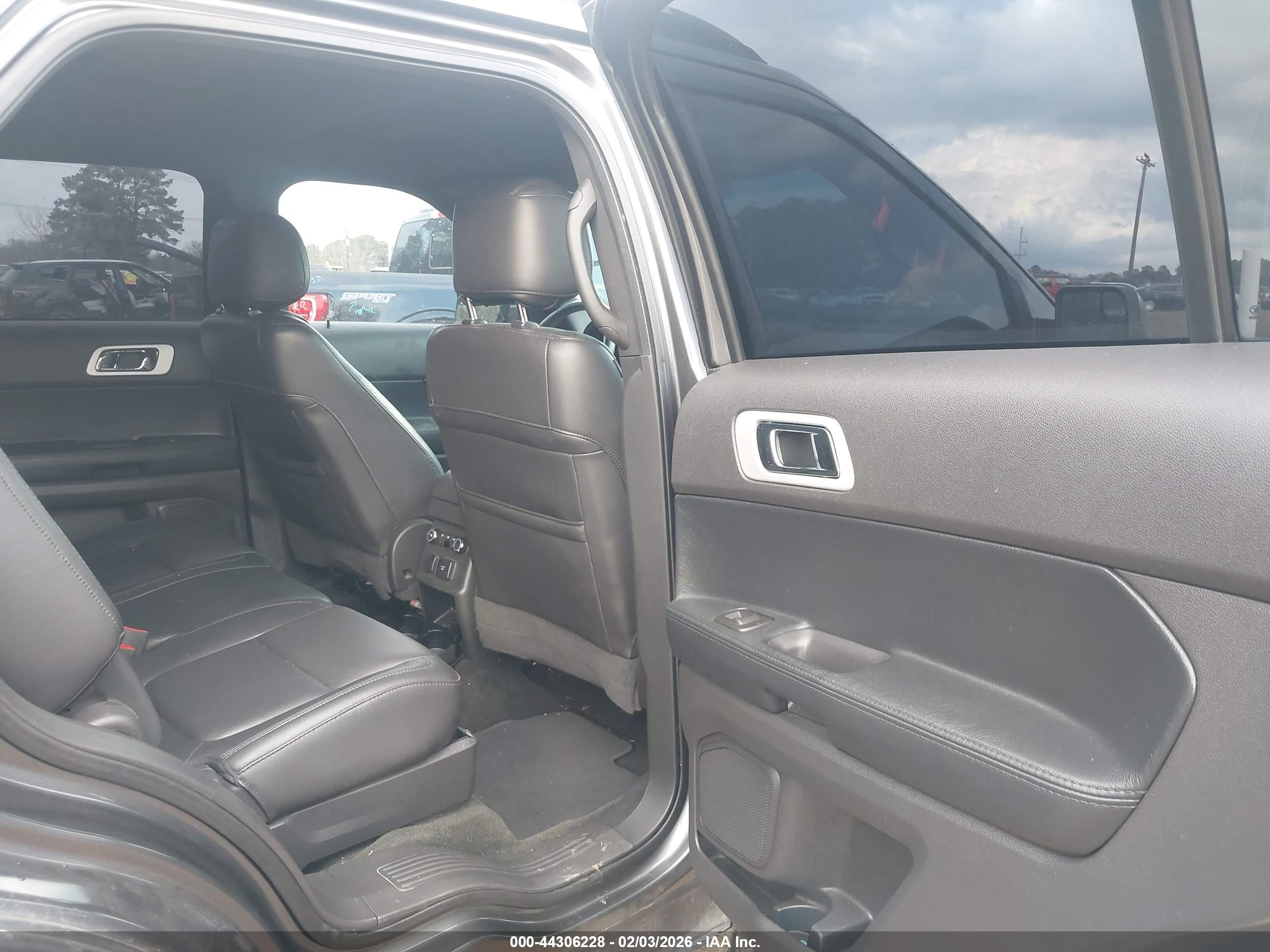 FORD EXPLORER image 8