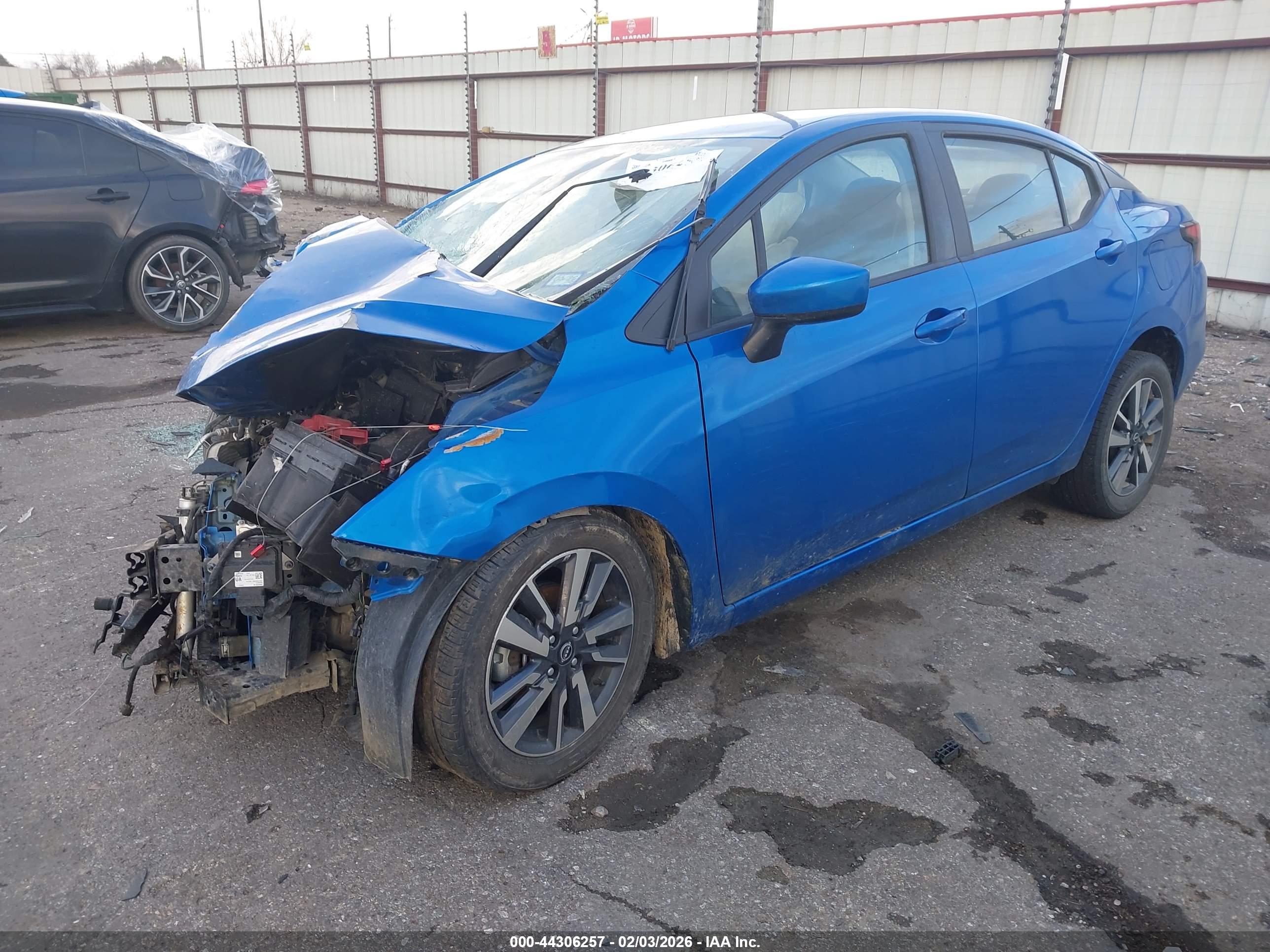 NISSAN VERSA image 2