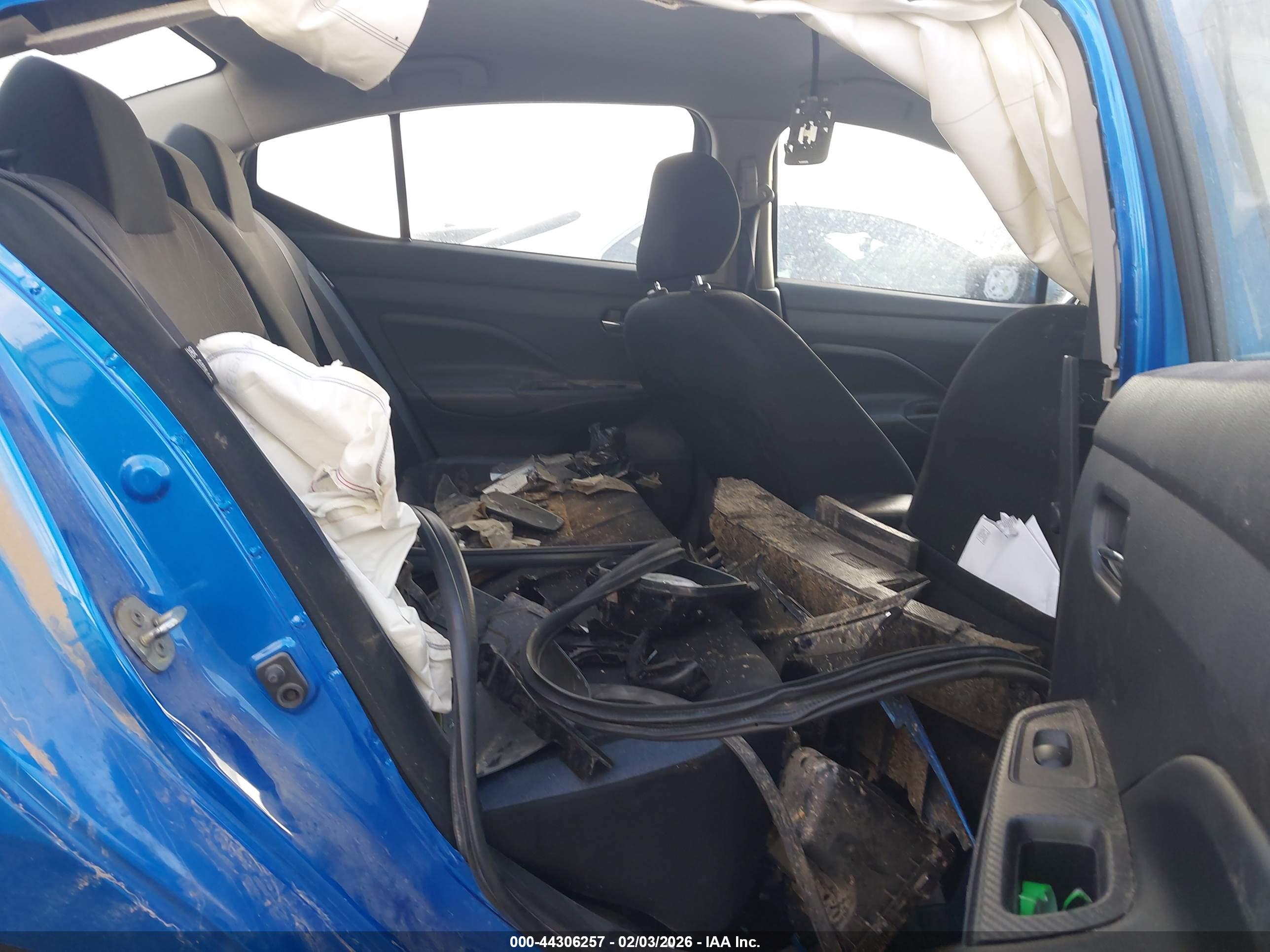 NISSAN VERSA image 8