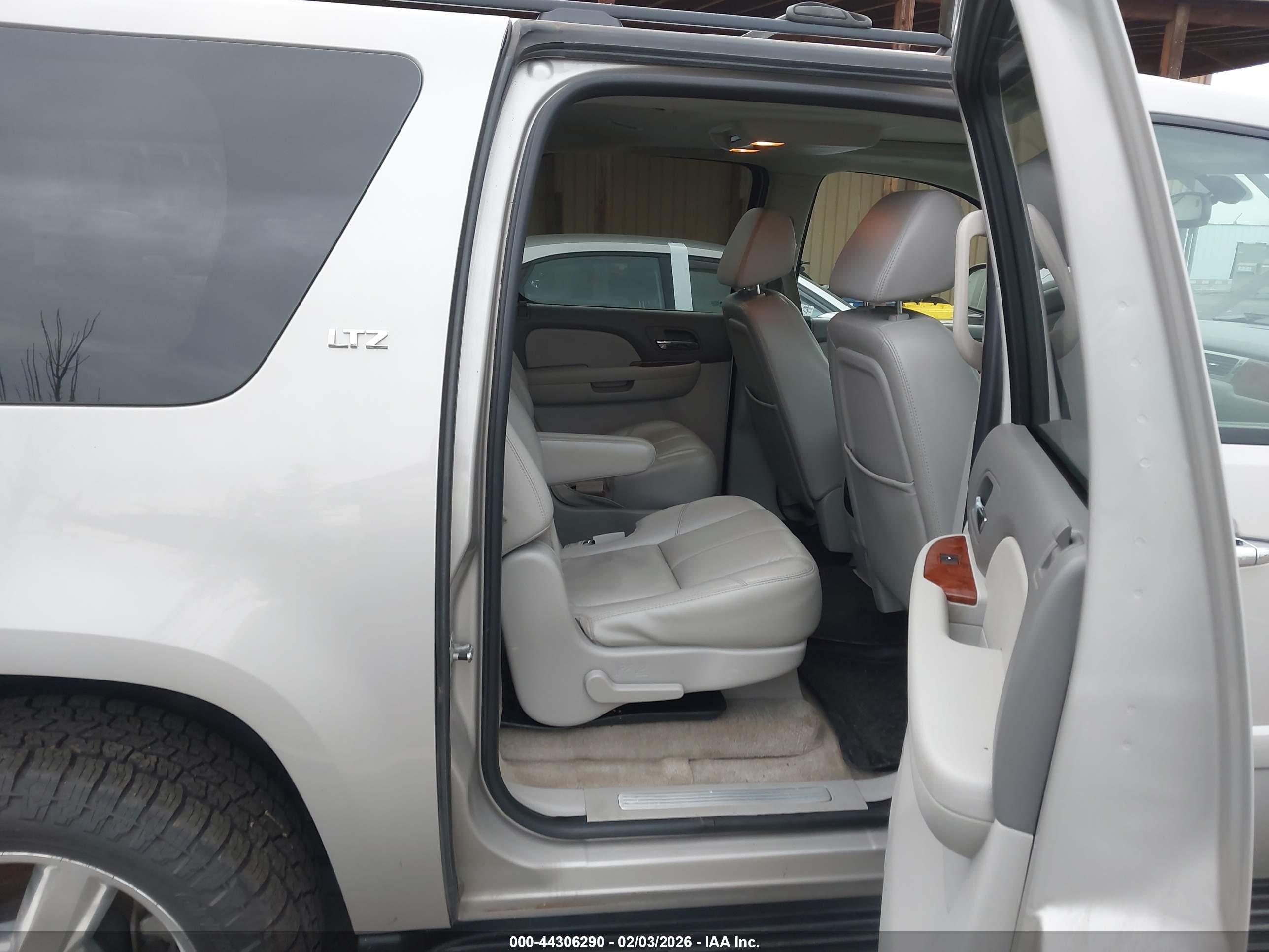 CHEVROLET SUBURBAN image 8