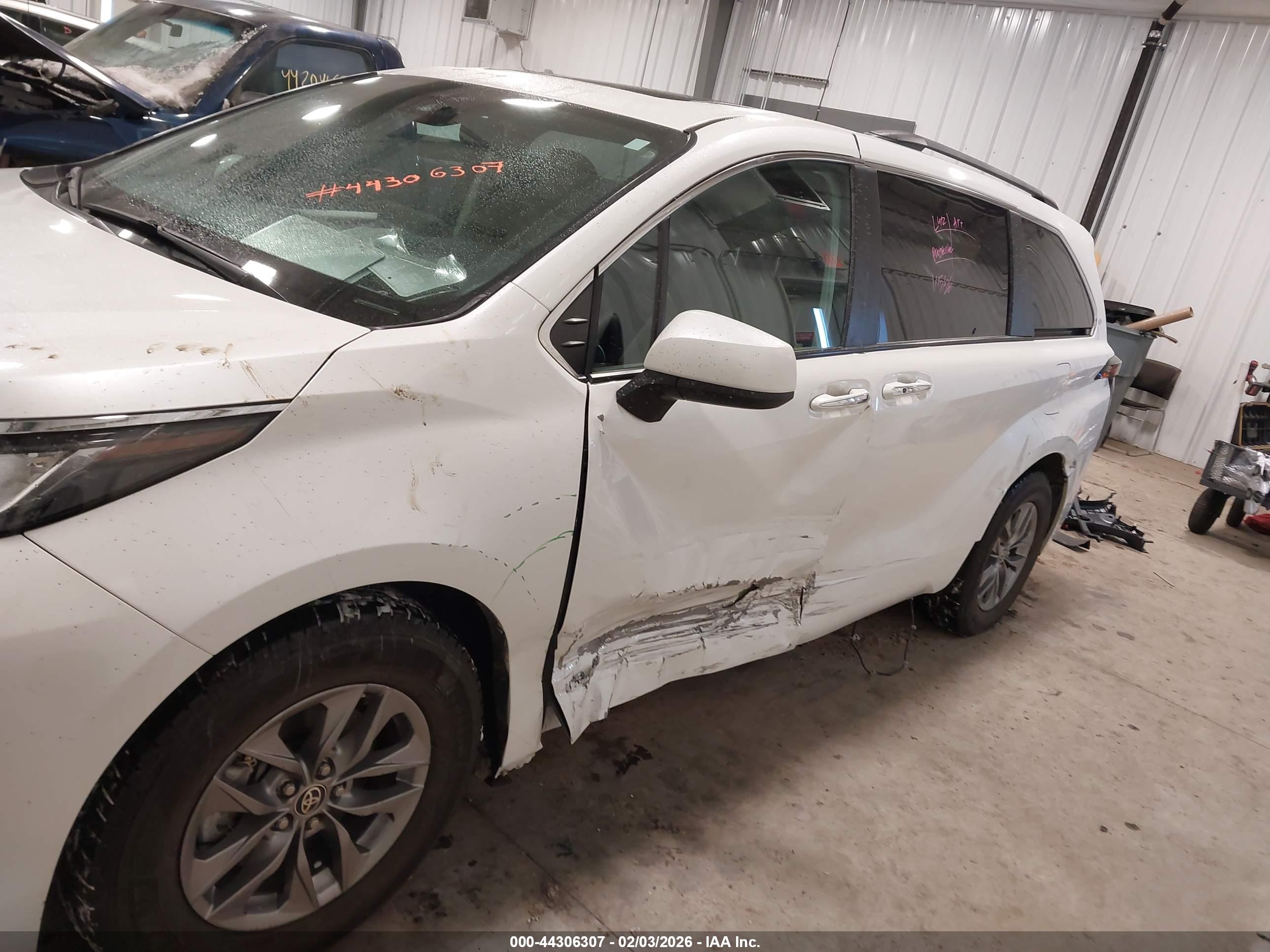 TOYOTA SIENNA image 6