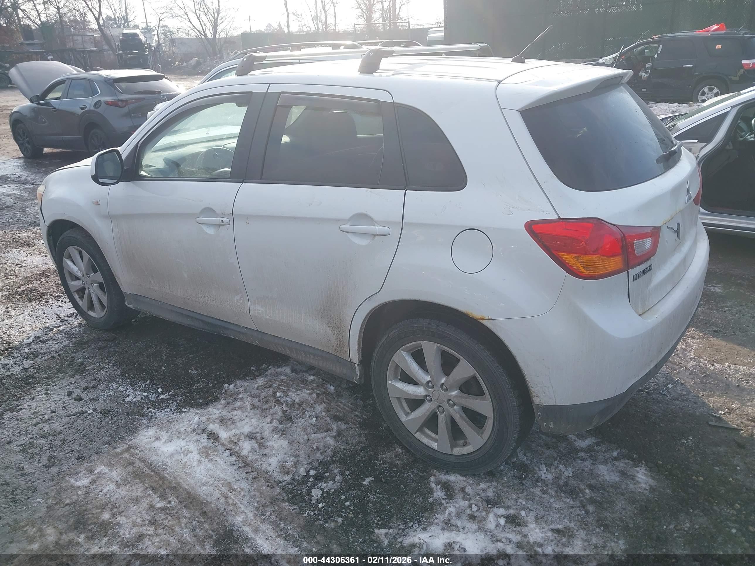 MITSUBISHI OUTLANDER image 3