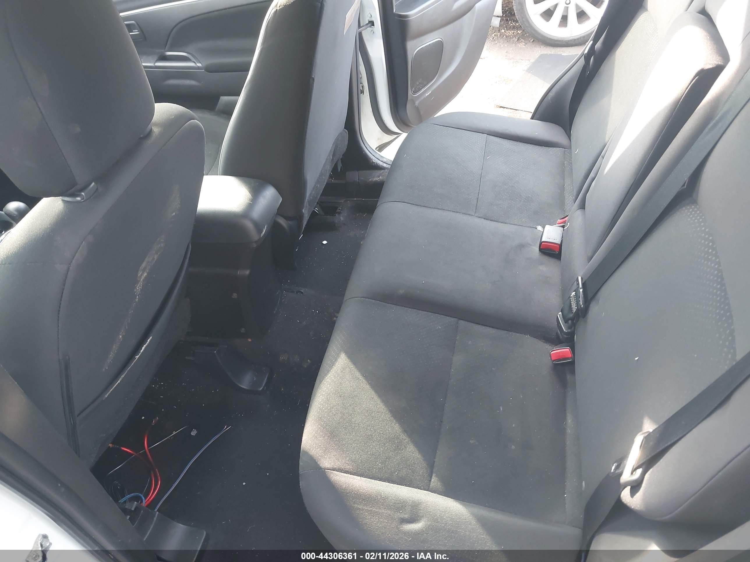 MITSUBISHI OUTLANDER image 8