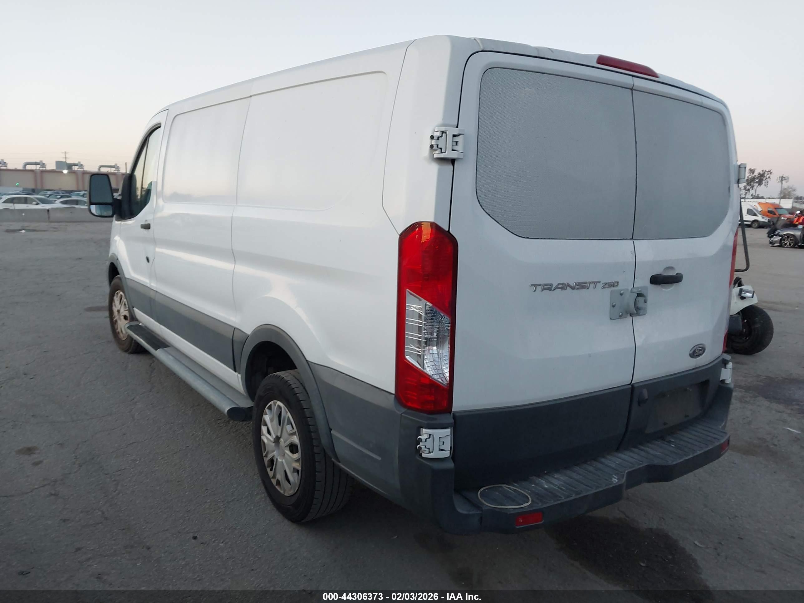 FORD TRANSIT-250 image 3