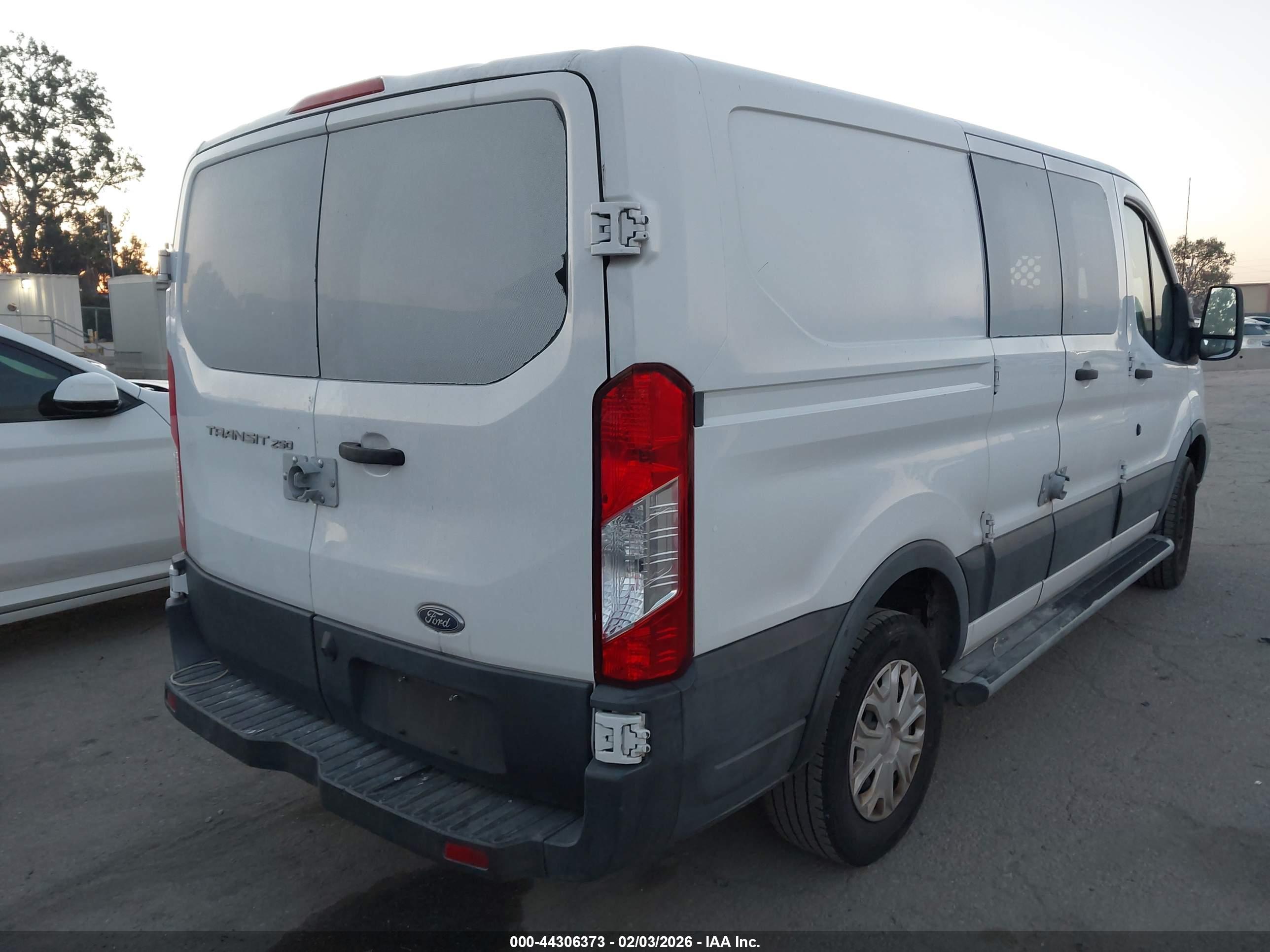 FORD TRANSIT-250 image 4