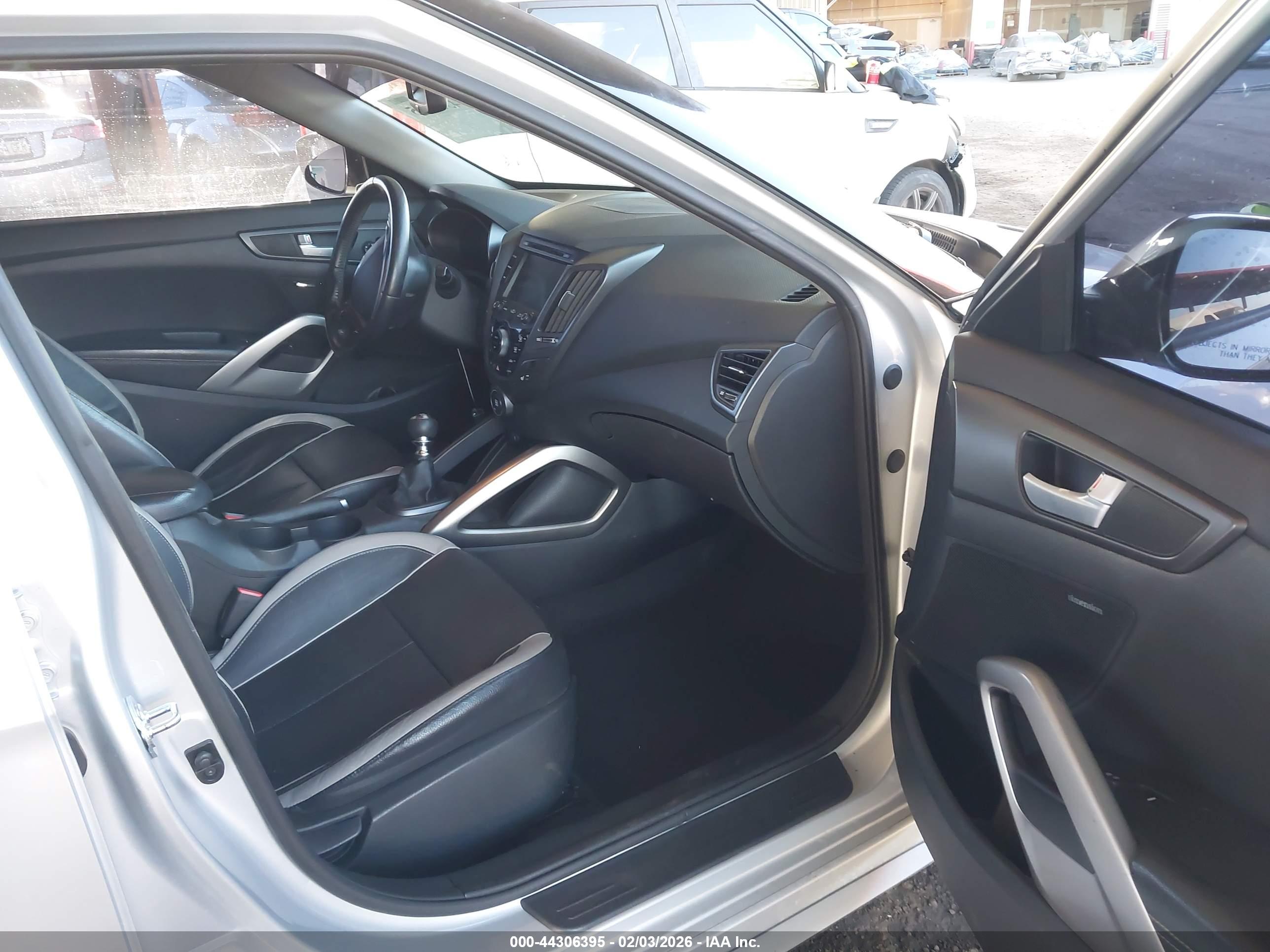 HYUNDAI VELOSTER image 5