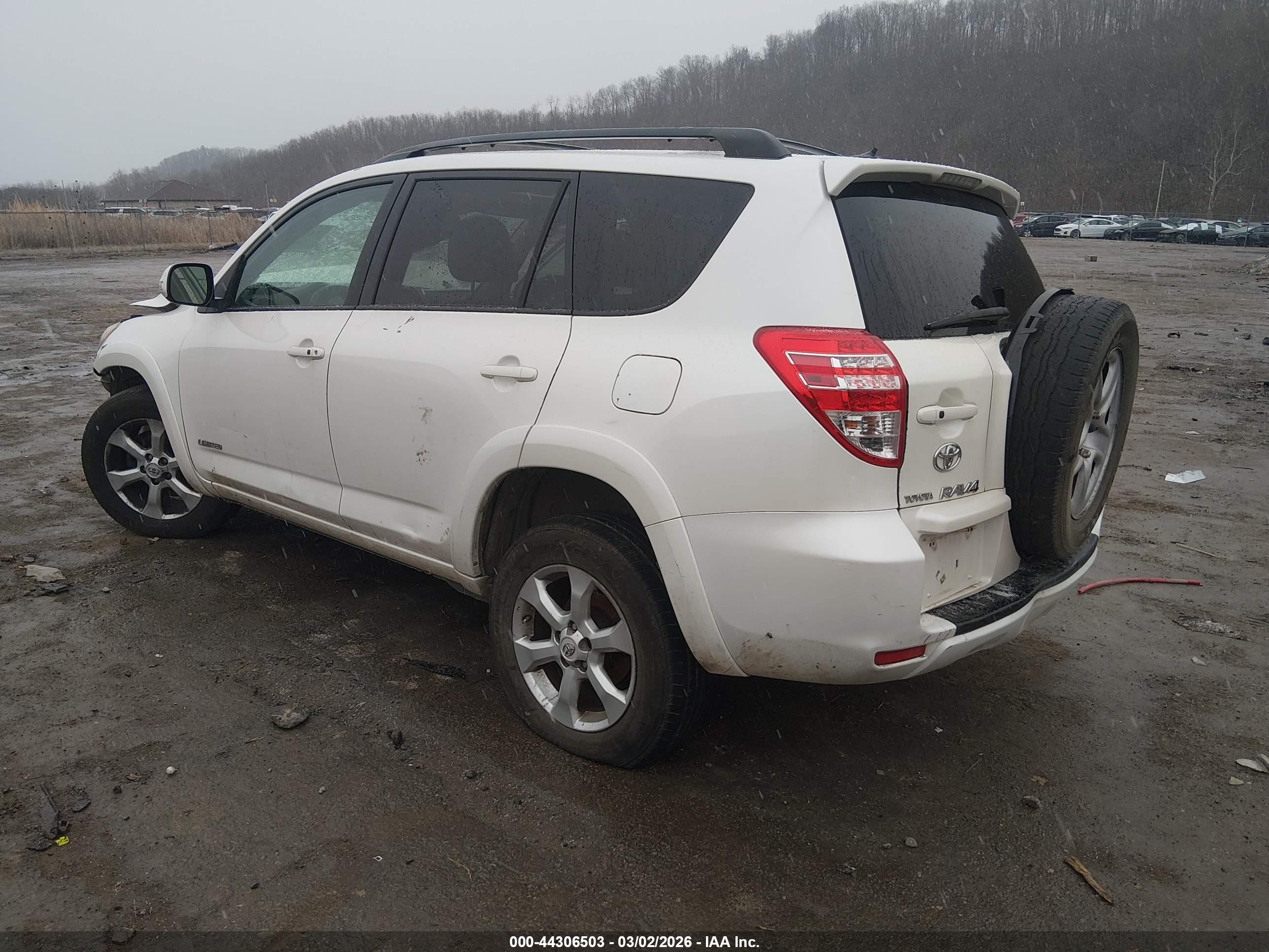 TOYOTA RAV4 image 3
