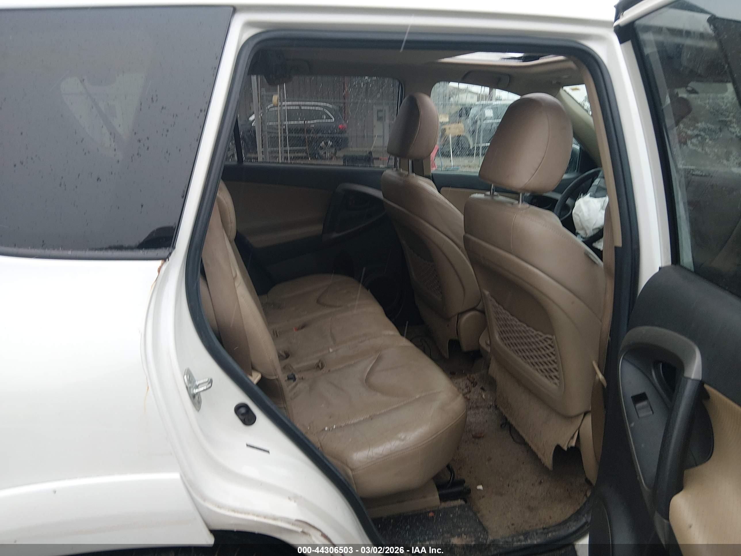 TOYOTA RAV4 image 8