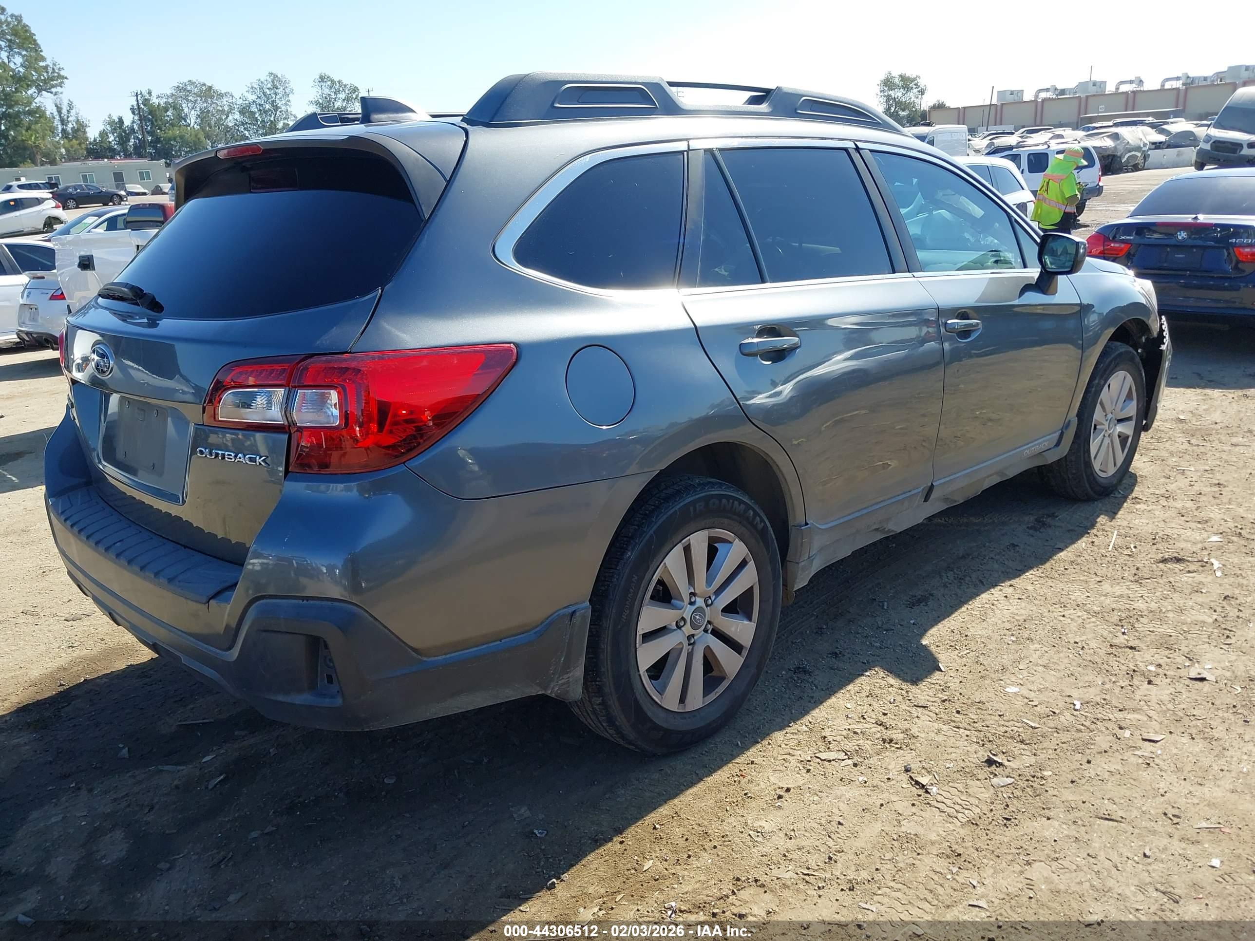 SUBARU OUTBACK image 4