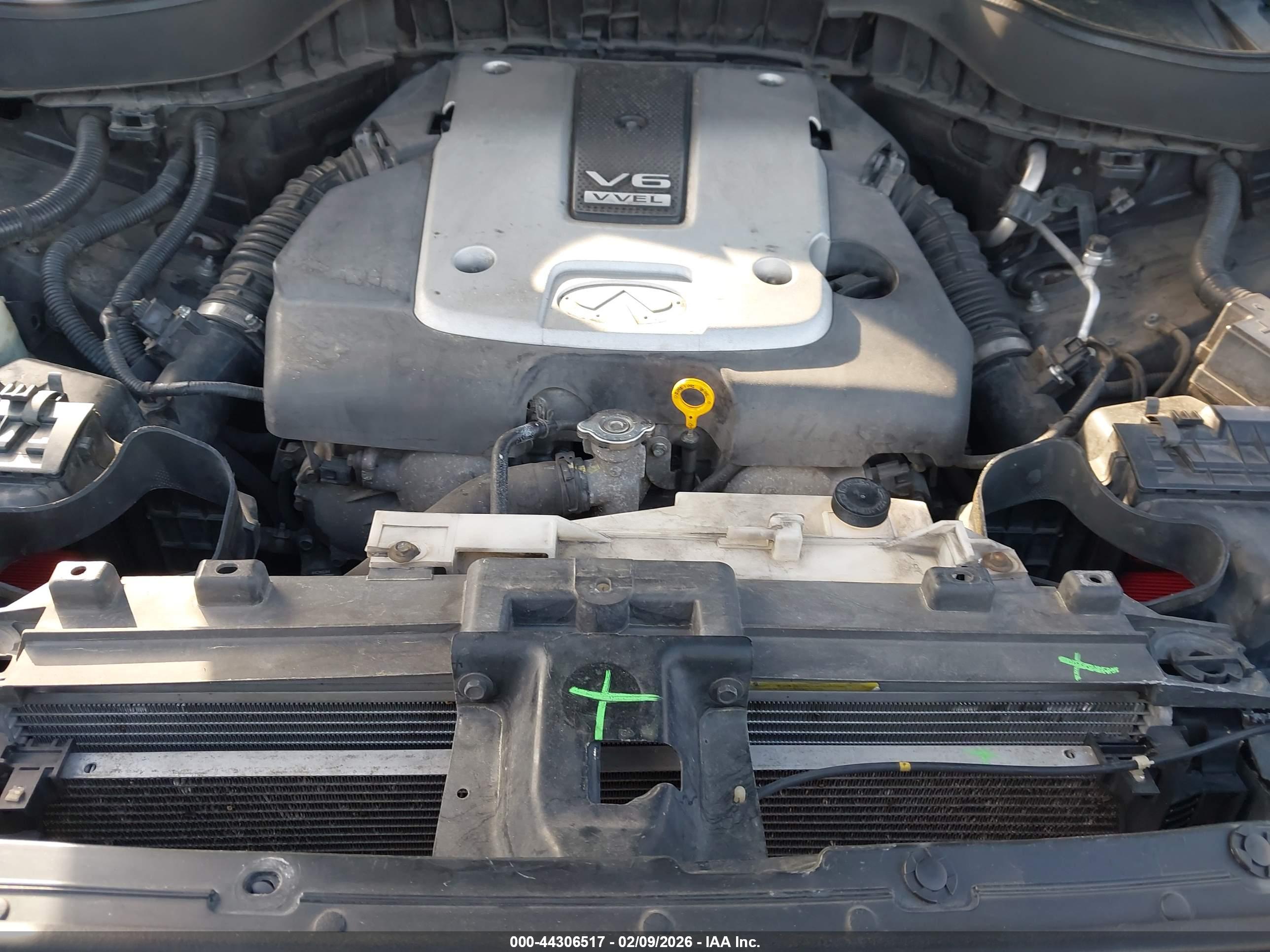 INFINITI QX70 image 10