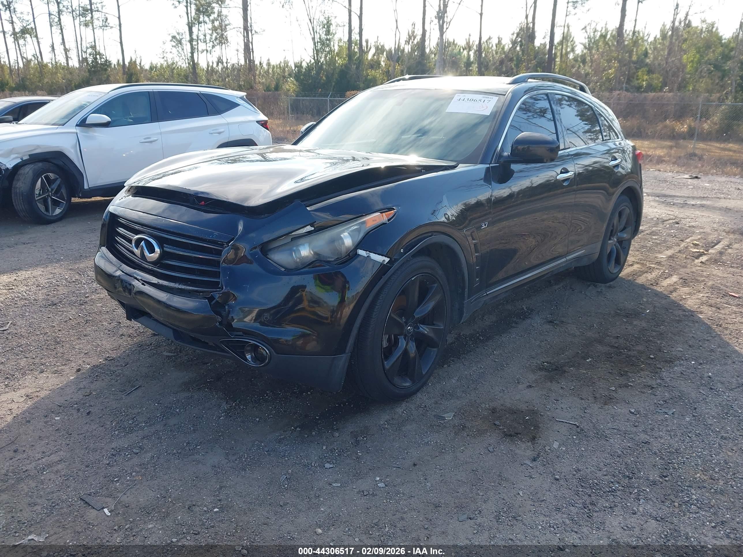 INFINITI QX70 image 2