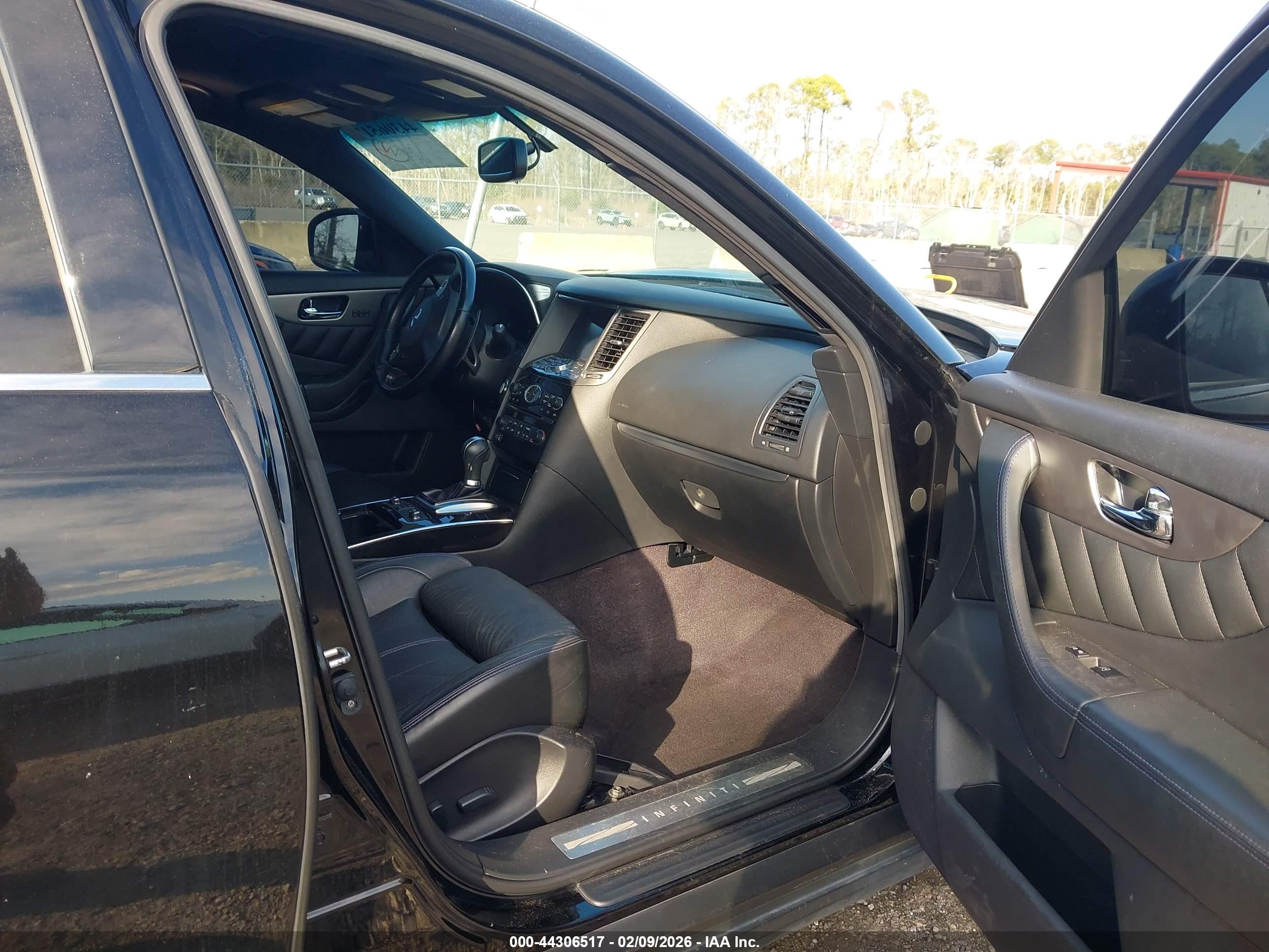 INFINITI QX70 image 5