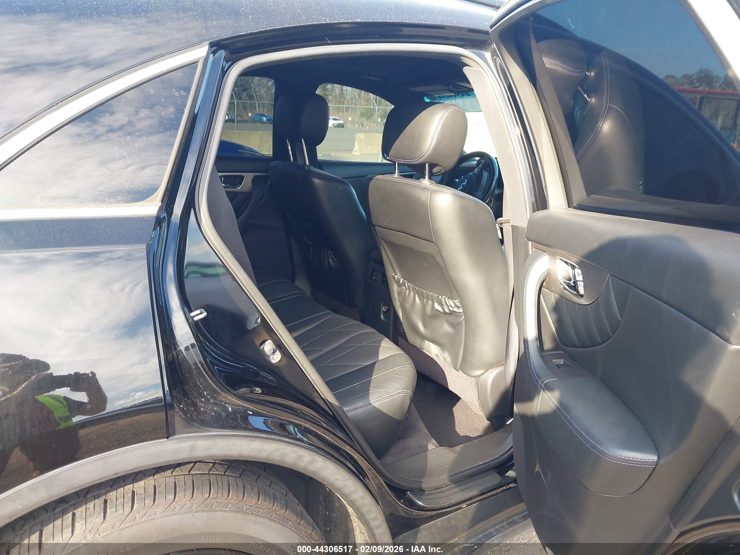 INFINITI QX70 image 8