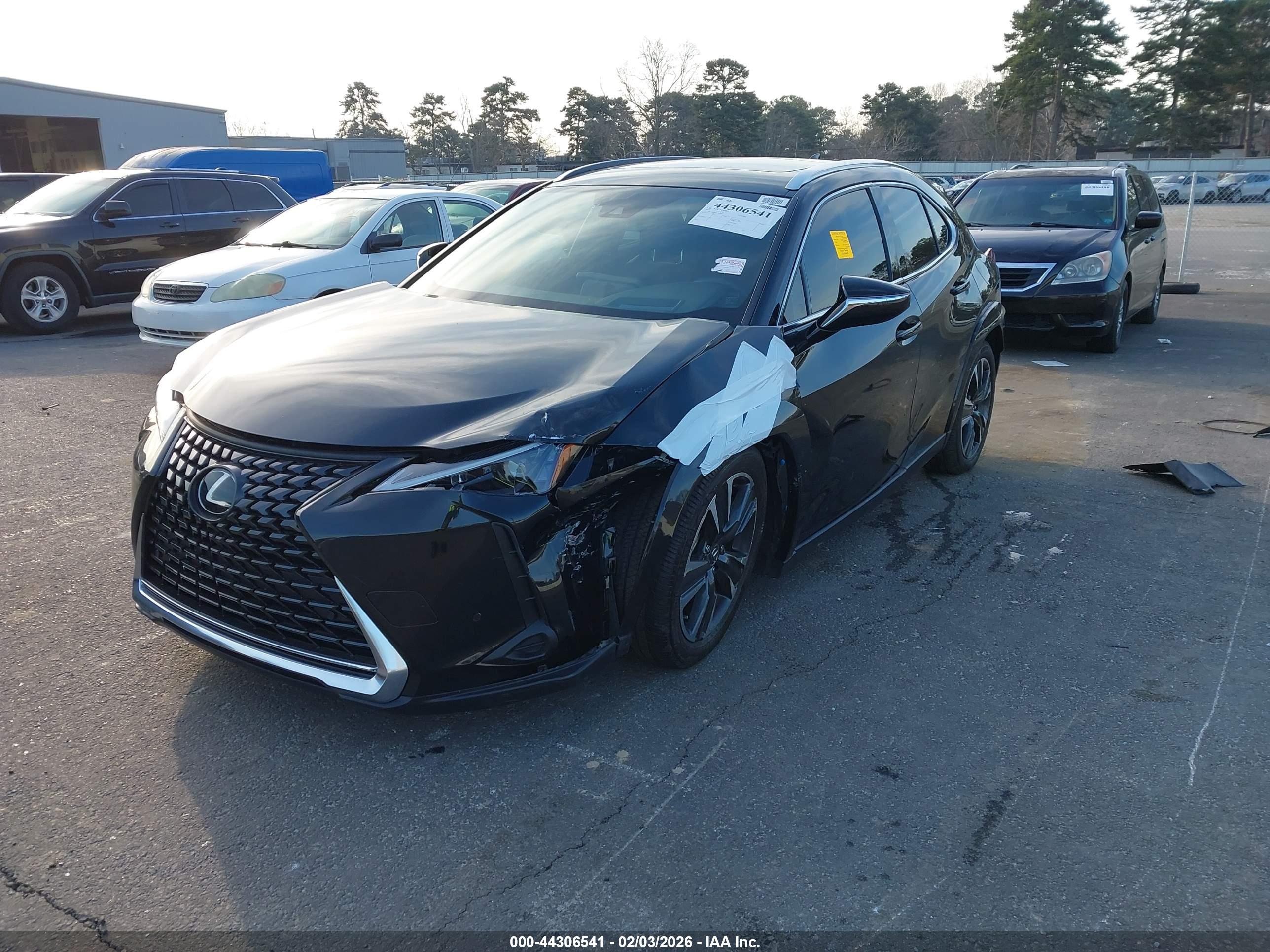 LEXUS UX image 2