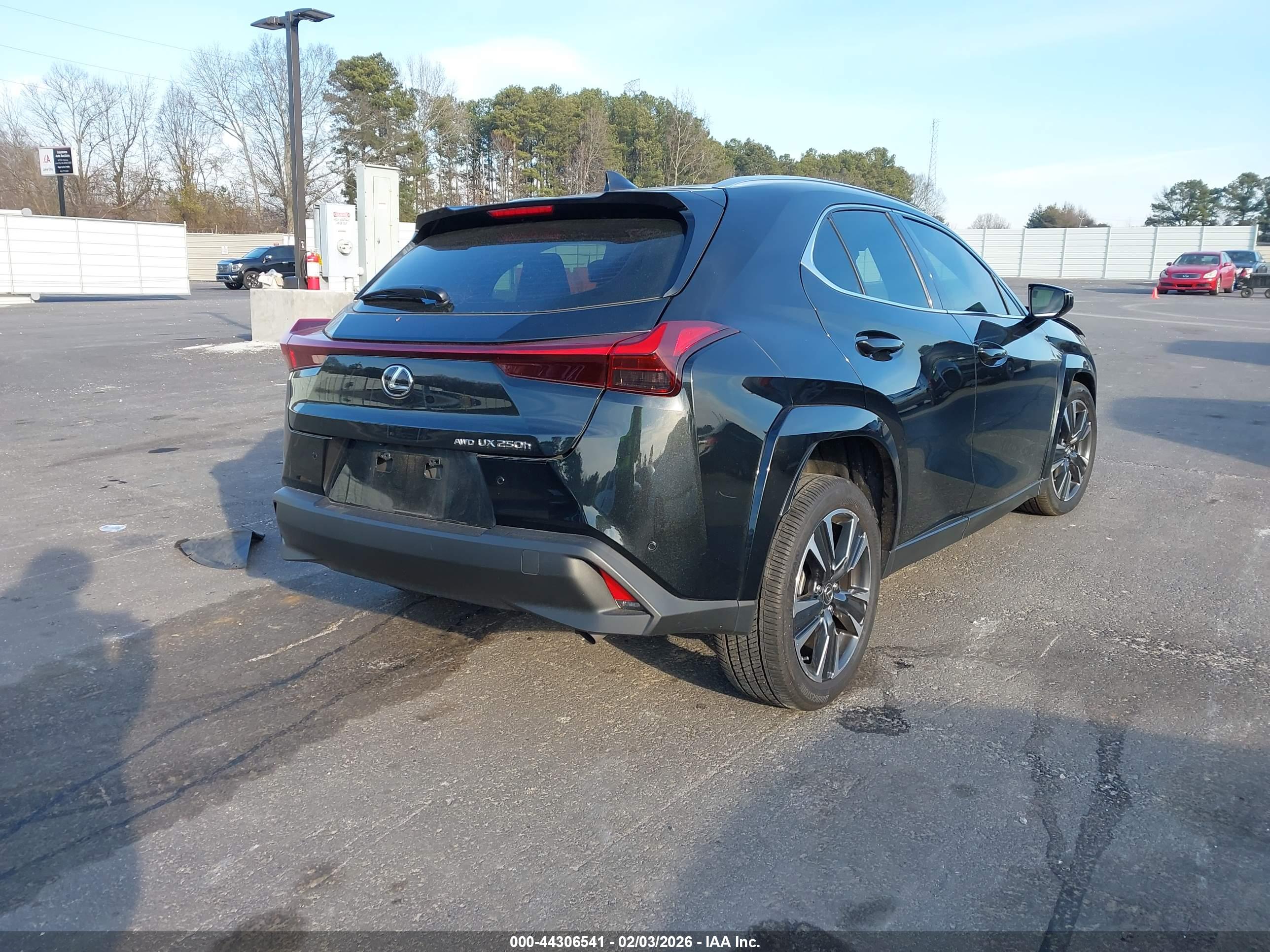 LEXUS UX image 4