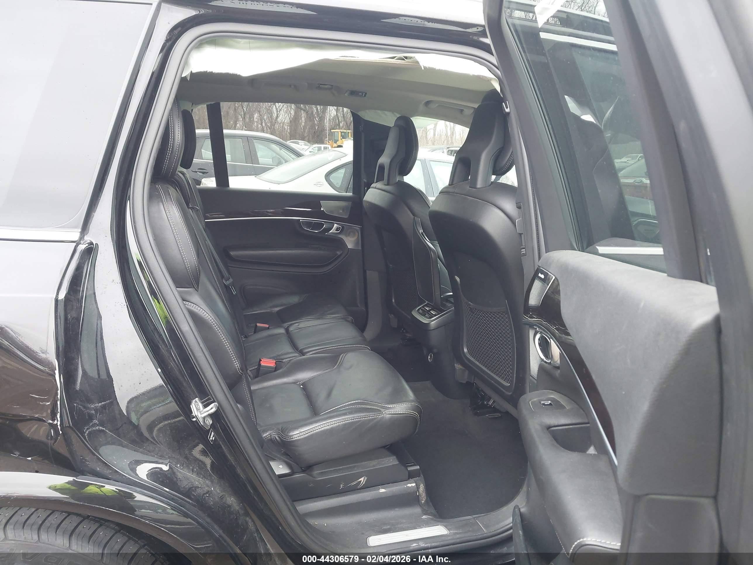 VOLVO XC90 image 8