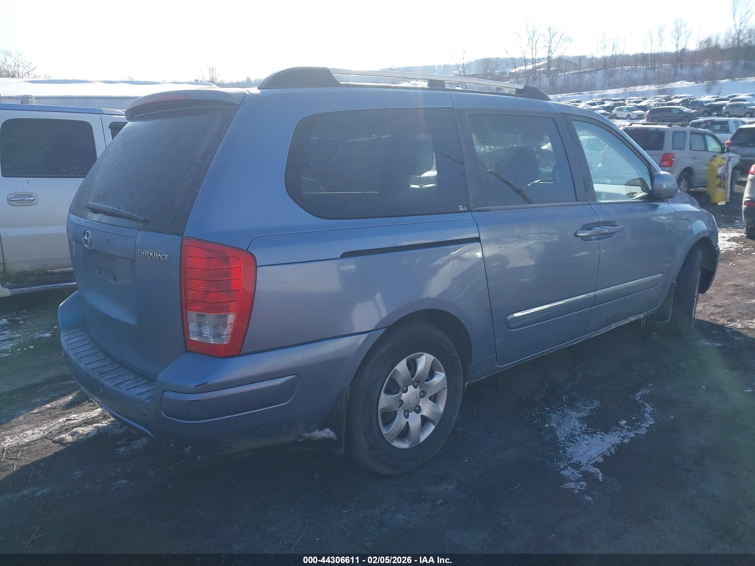 HYUNDAI ENTOURAGE image 4