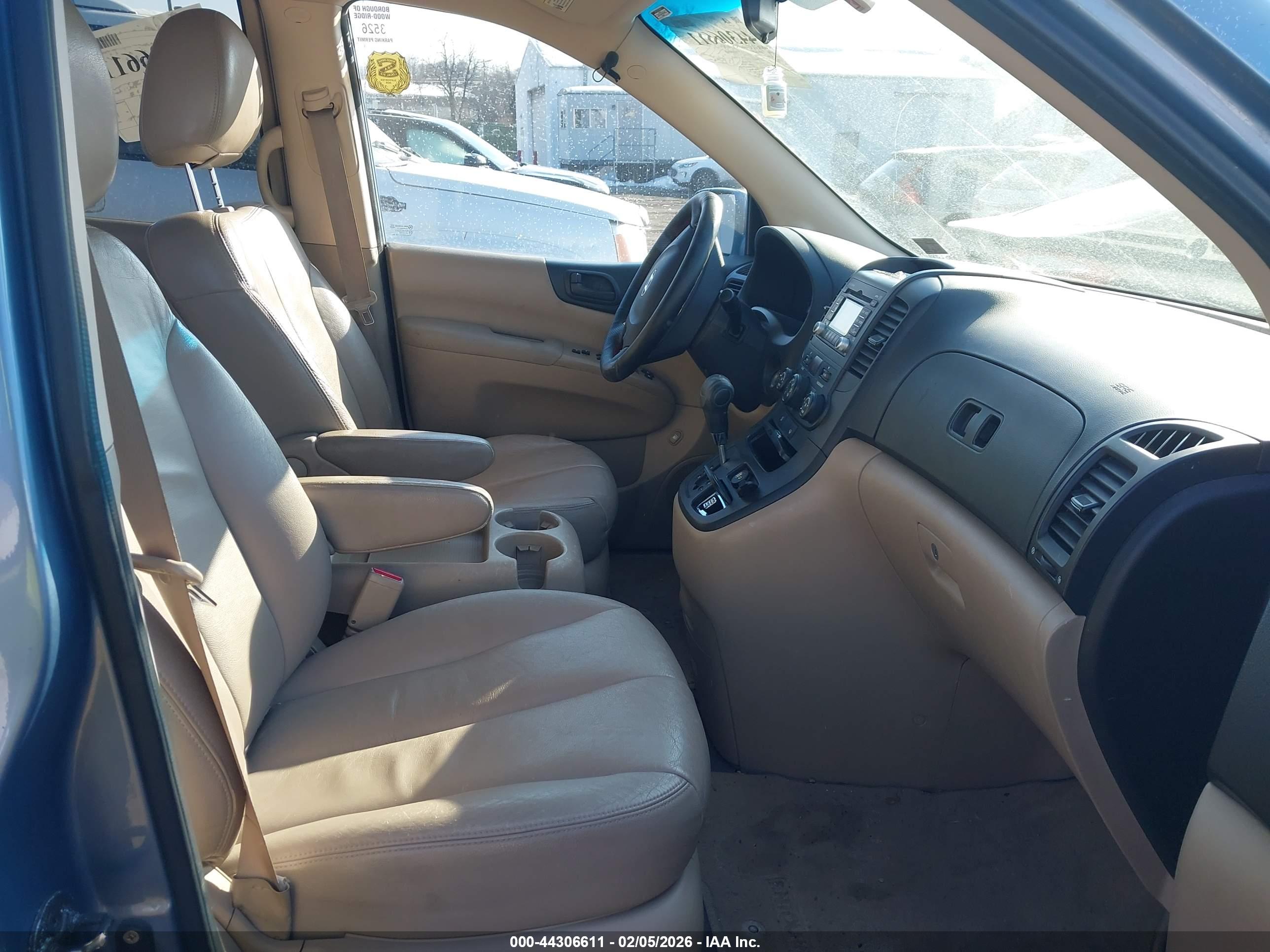 HYUNDAI ENTOURAGE image 5