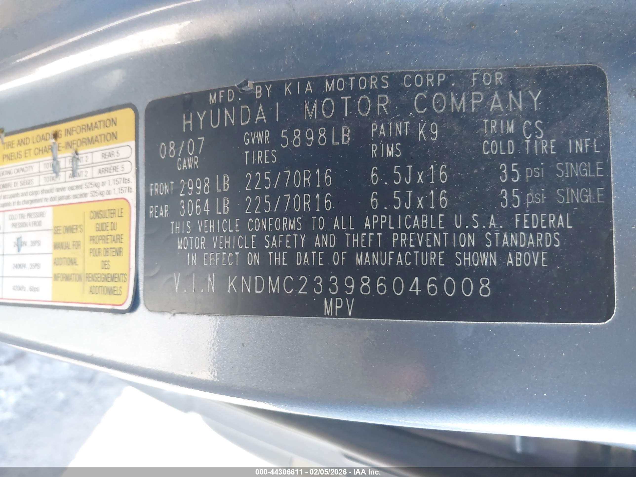 HYUNDAI ENTOURAGE image 9