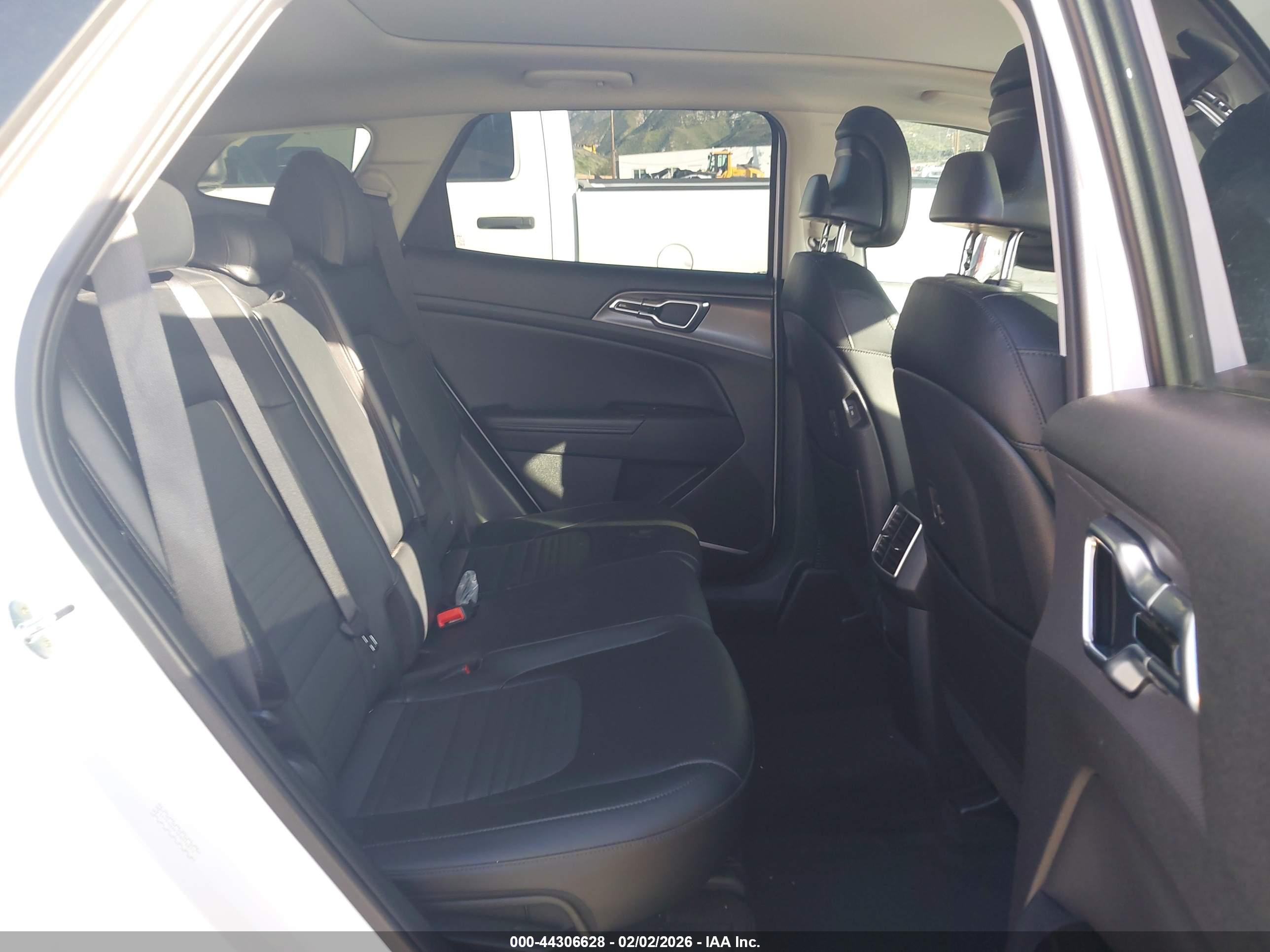 KIA SPORTAGE image 8
