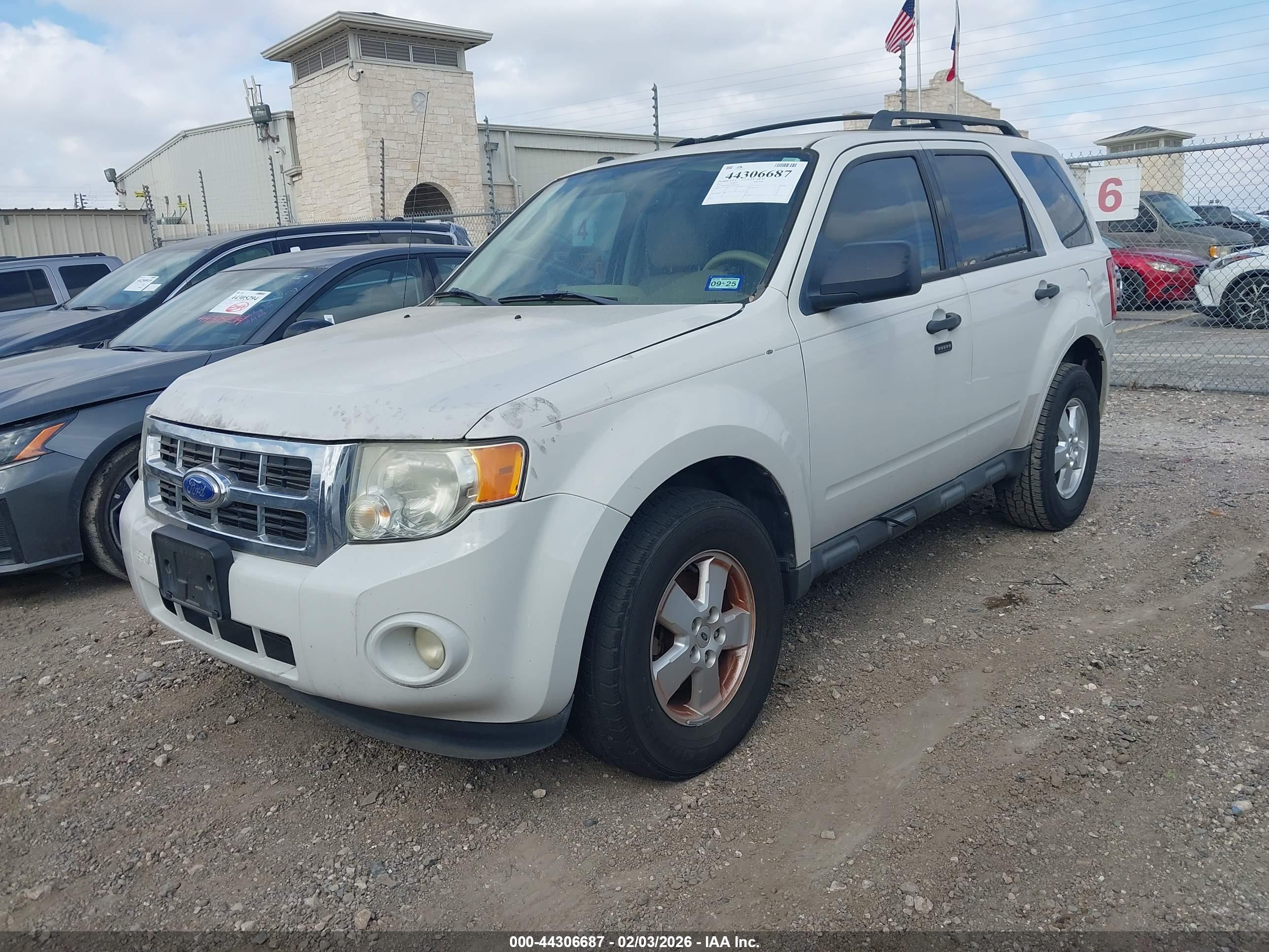 FORD ESCAPE image 2
