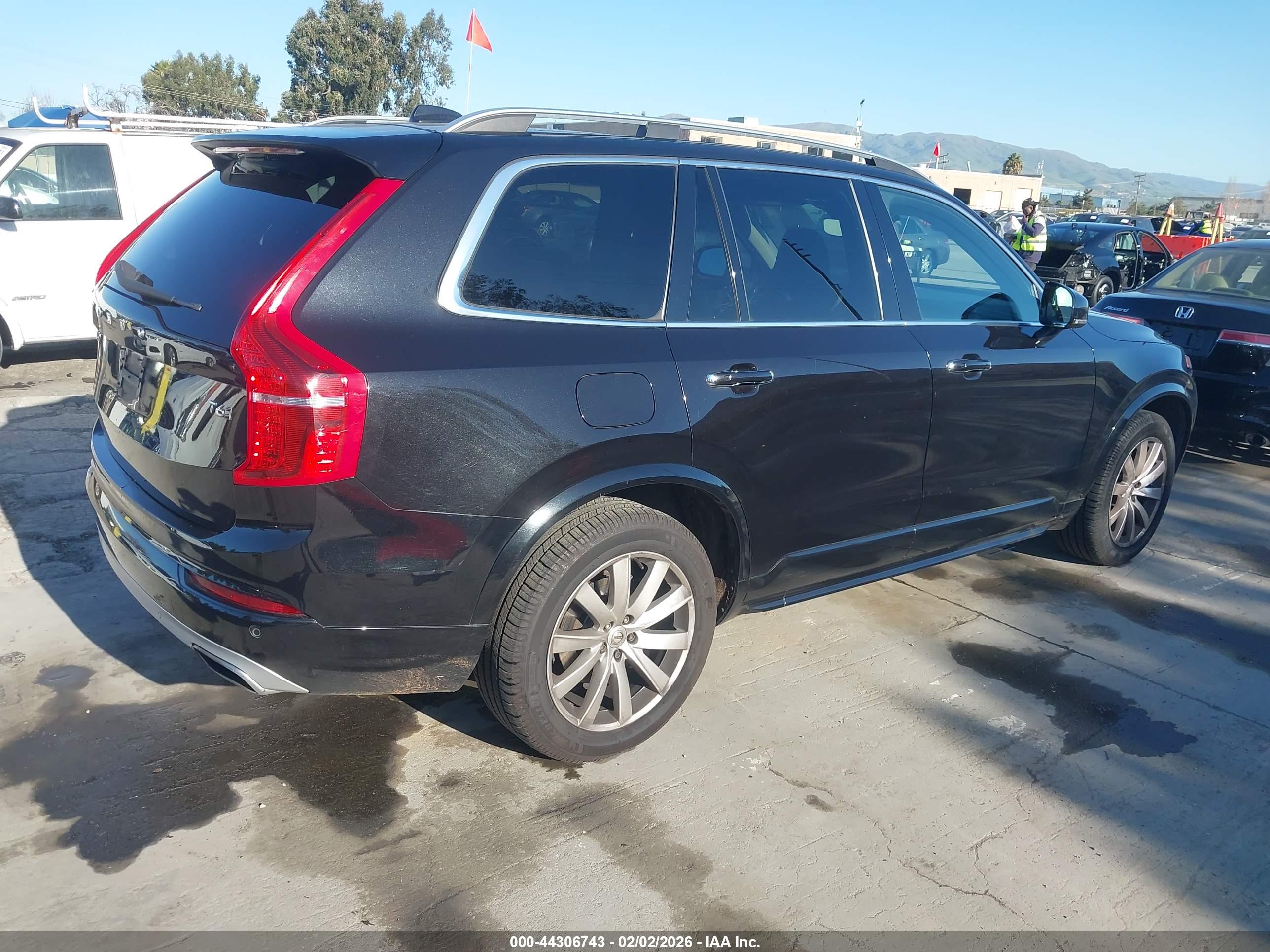 VOLVO XC90 image 4