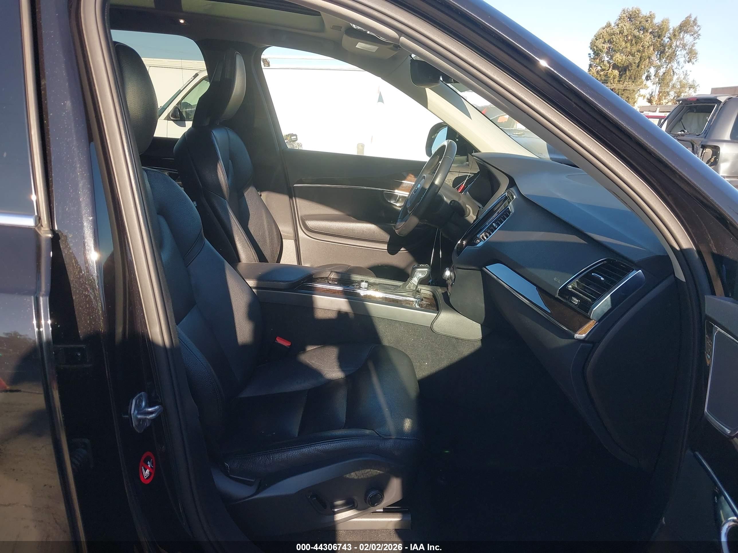 VOLVO XC90 image 5