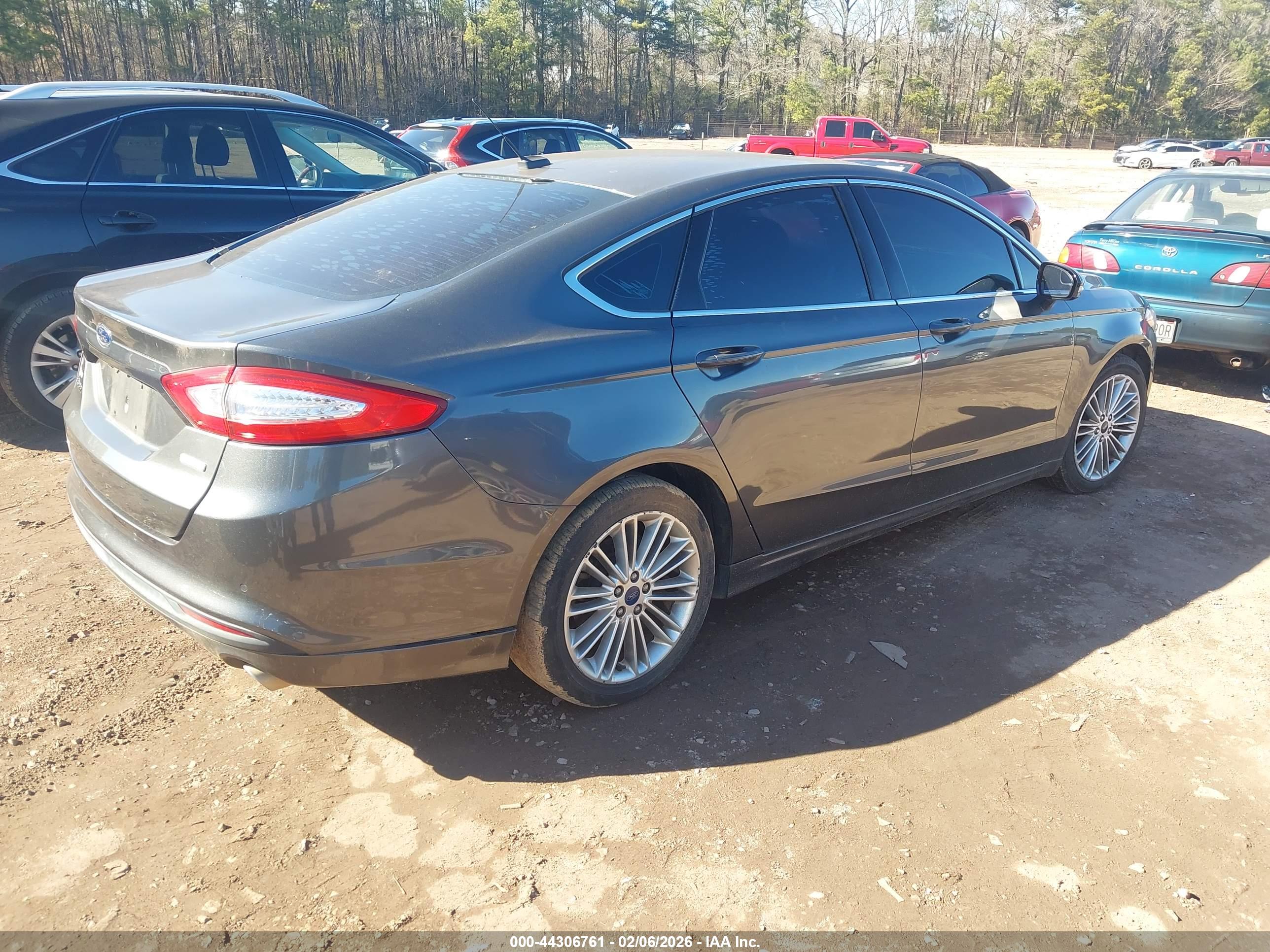 FORD FUSION image 4