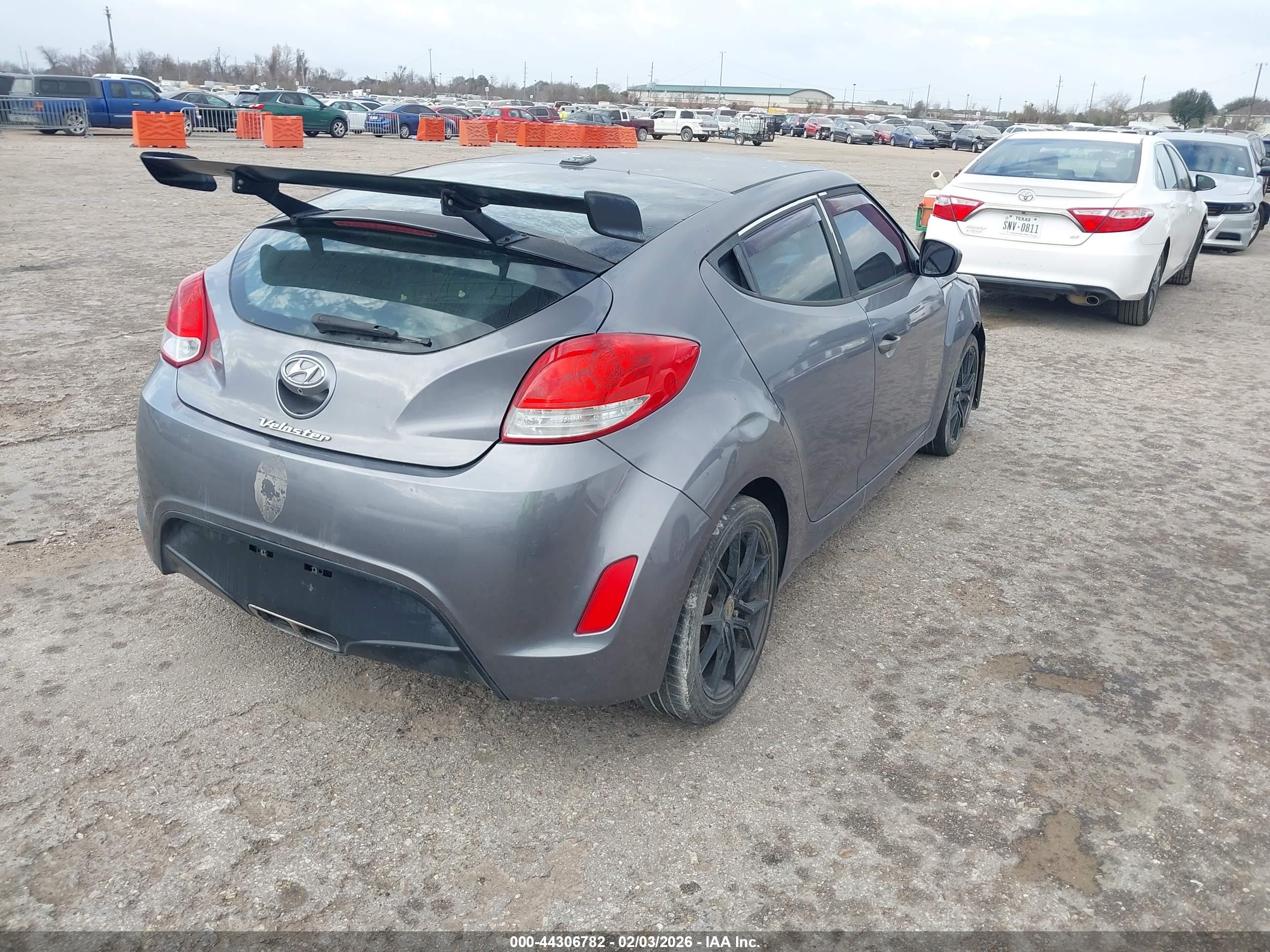 HYUNDAI VELOSTER image 4