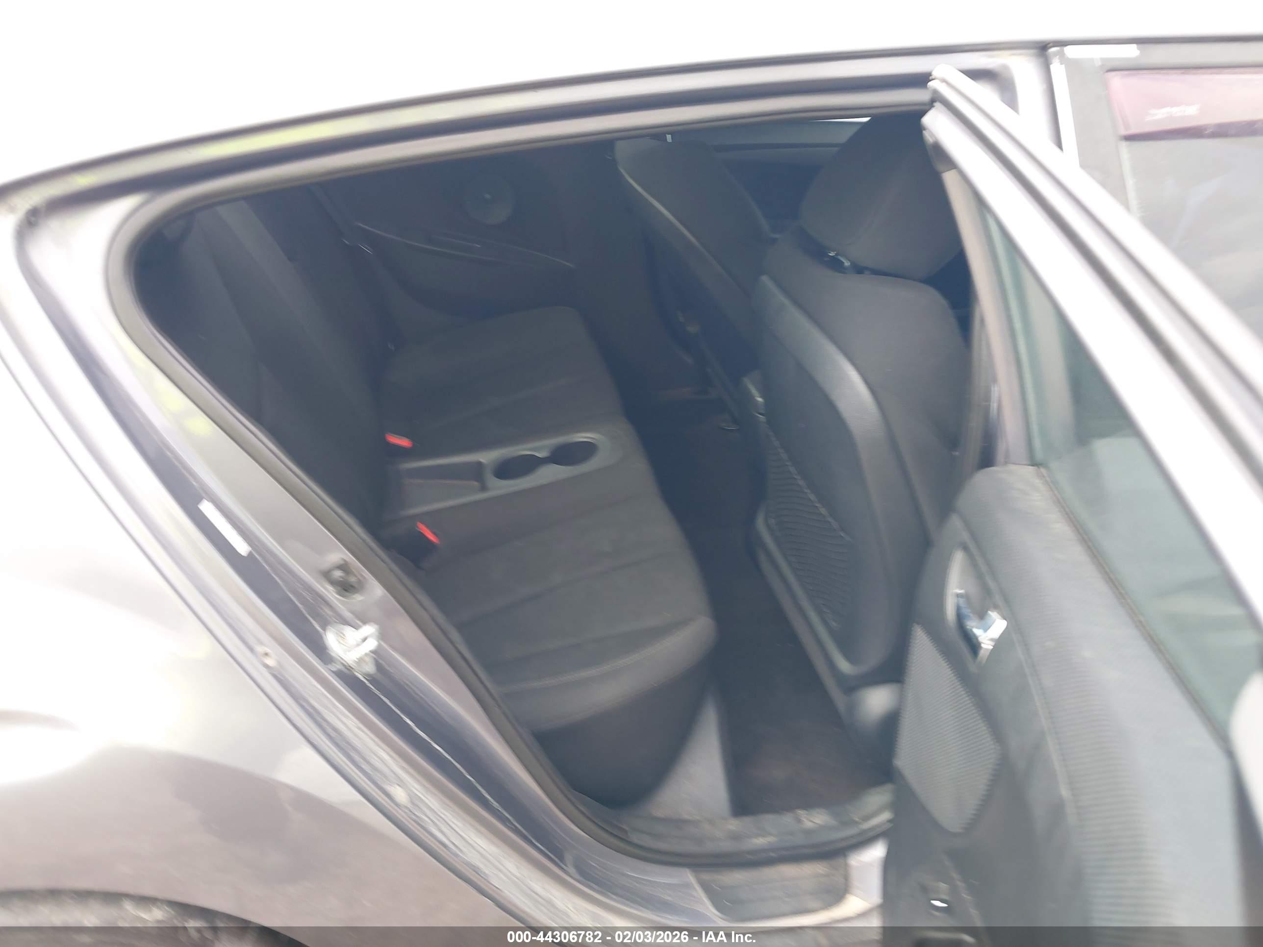 HYUNDAI VELOSTER image 8