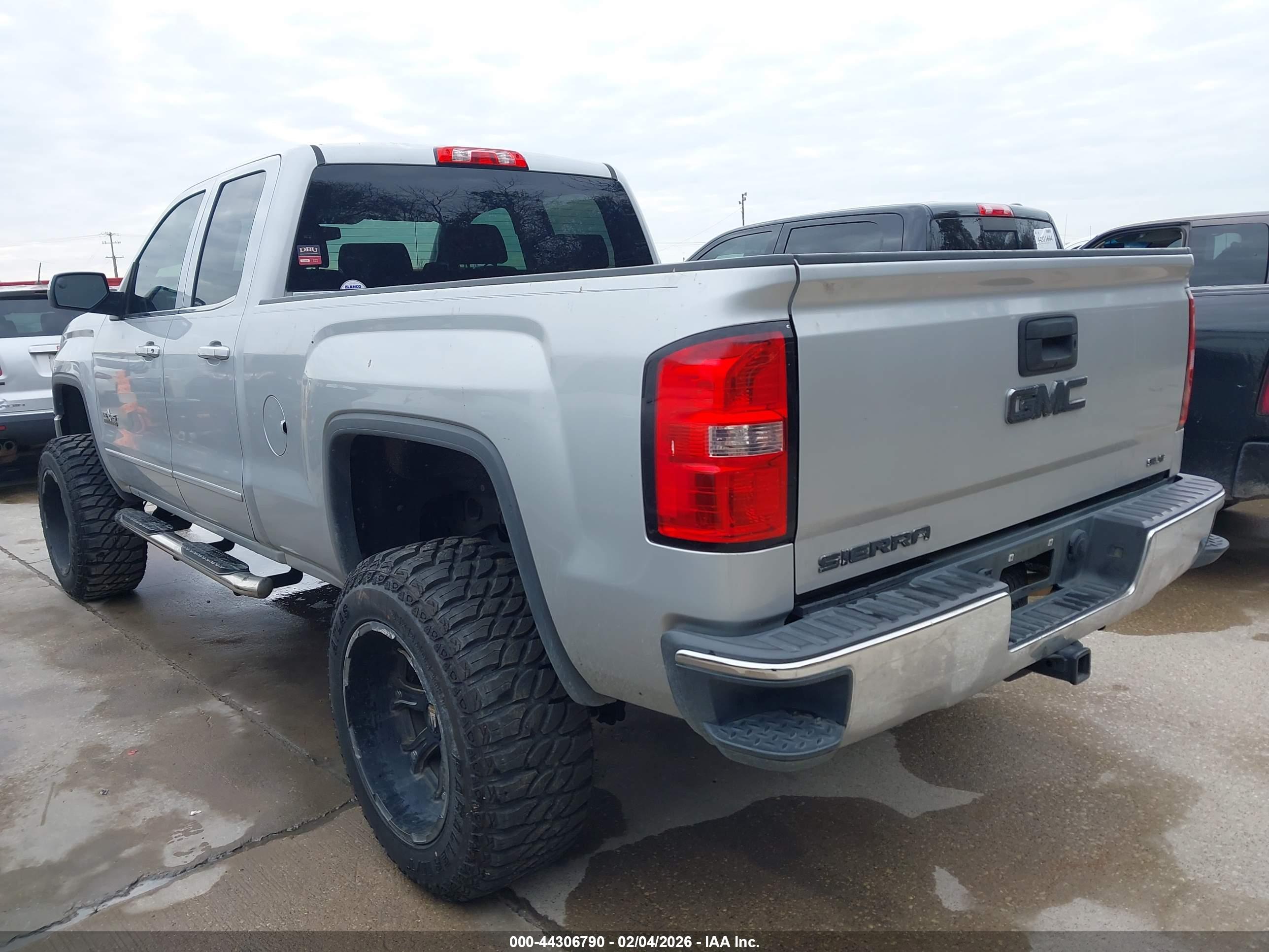 GMC SIERRA image 3