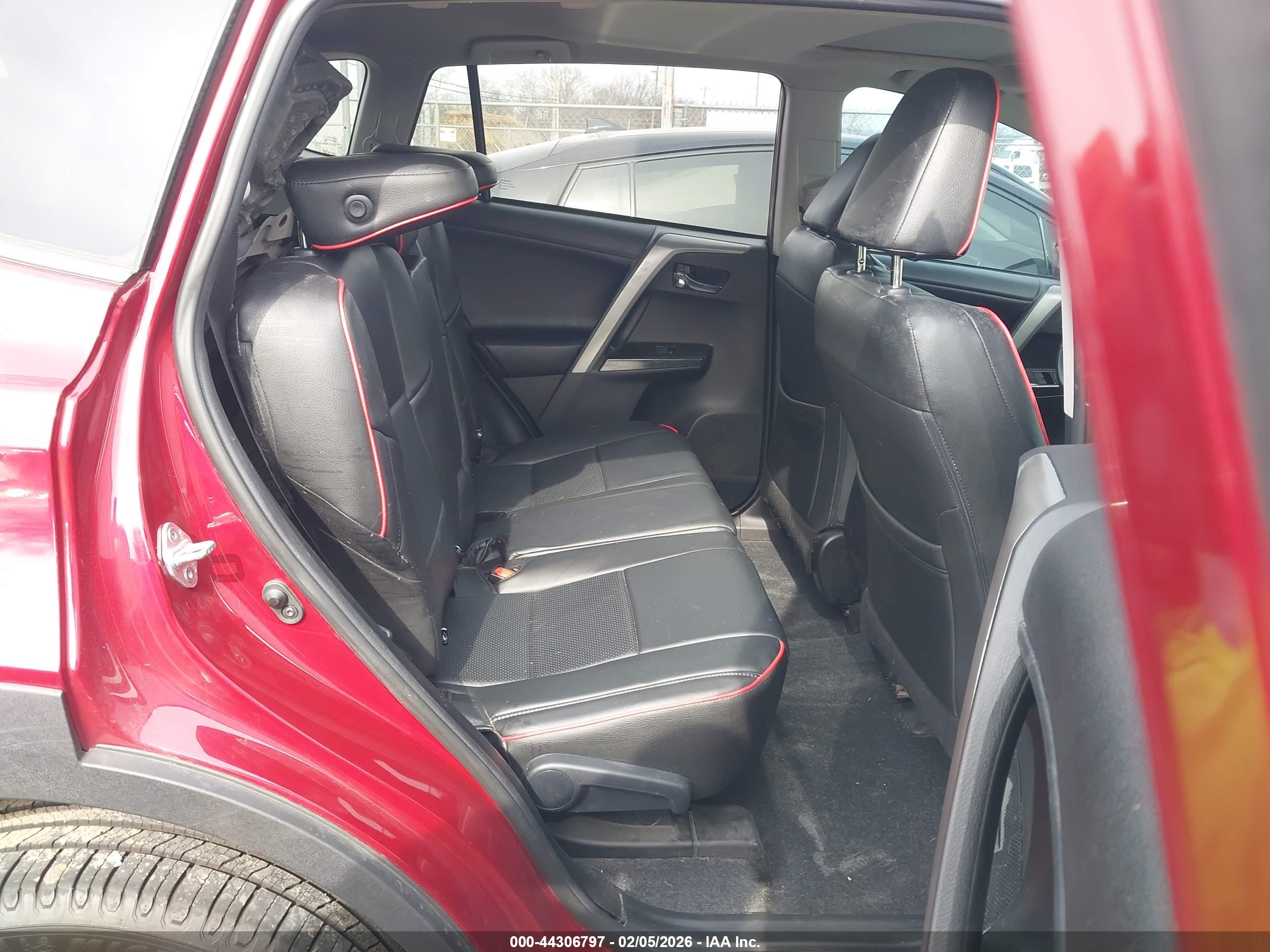 TOYOTA RAV4 image 8