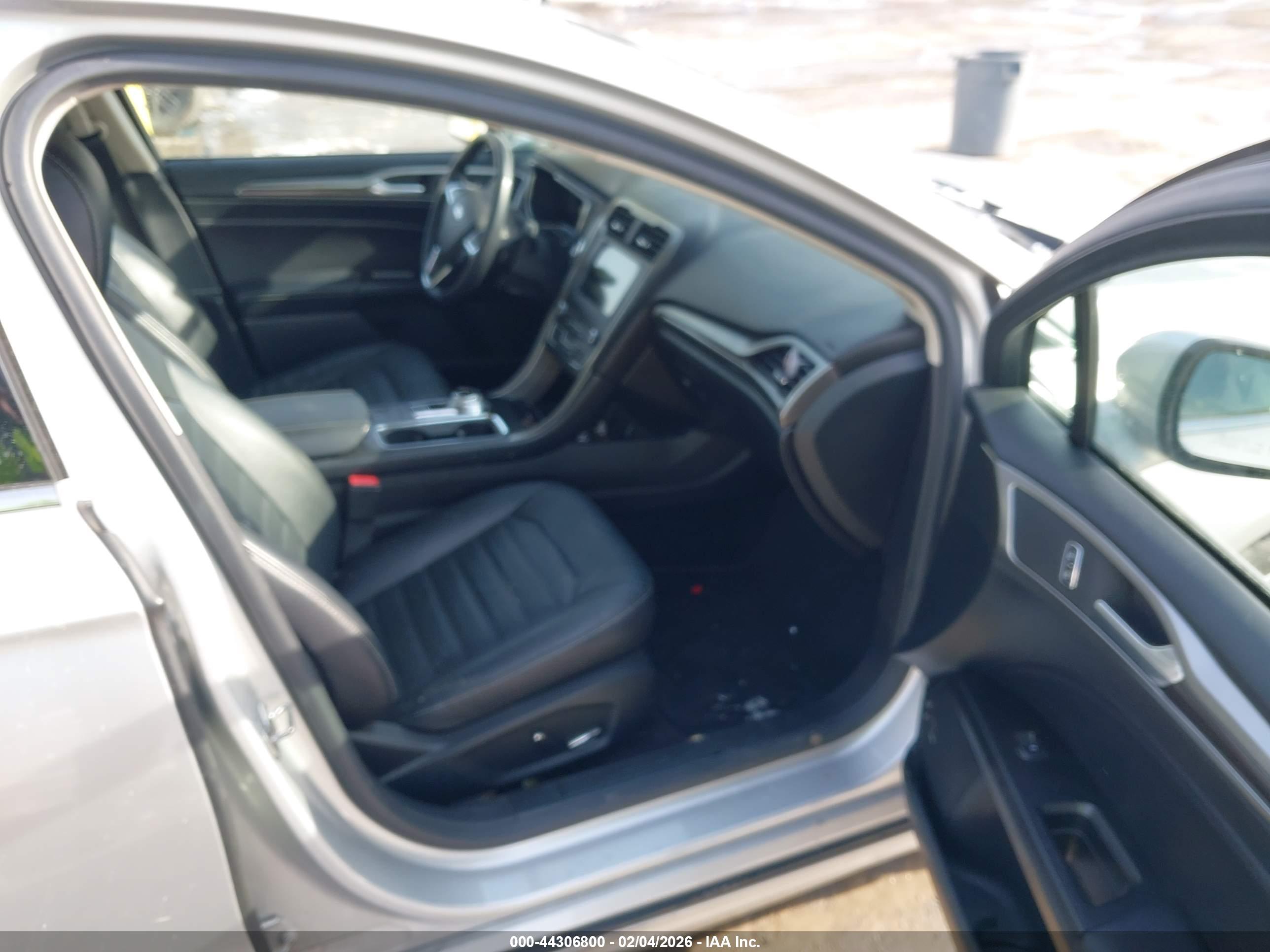 FORD FUSION image 5