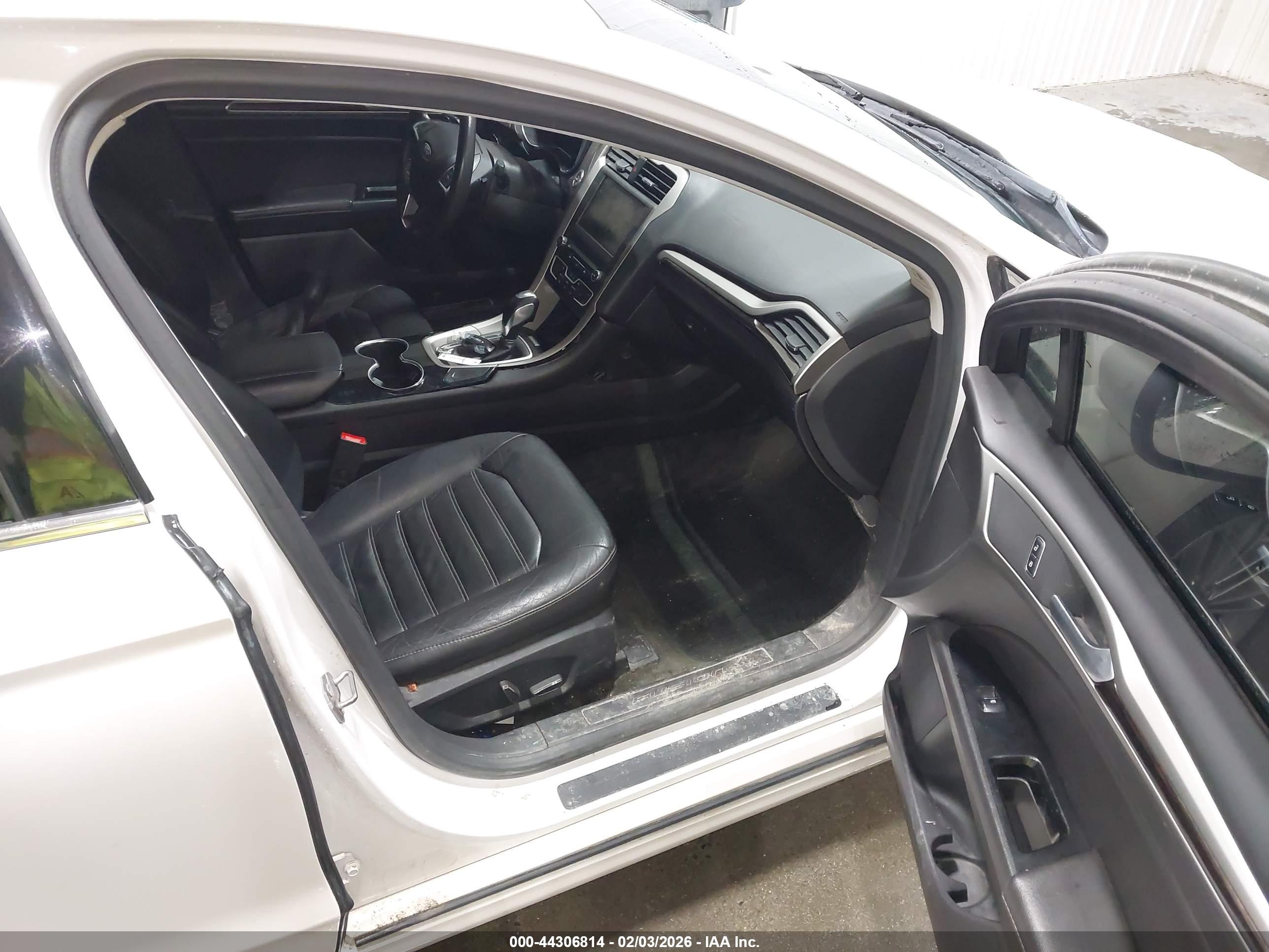 FORD FUSION image 5