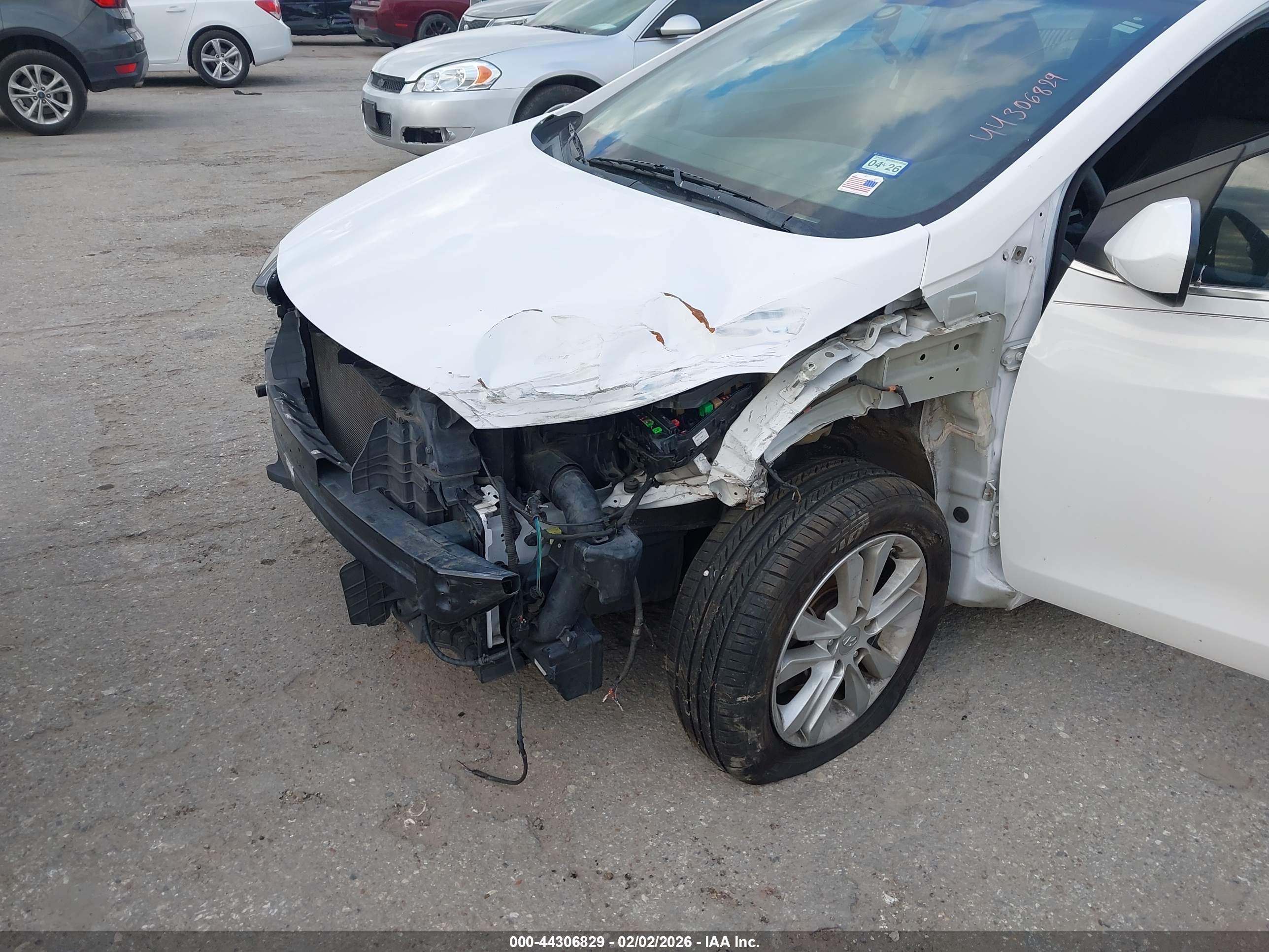 HYUNDAI ELANTRA image 6