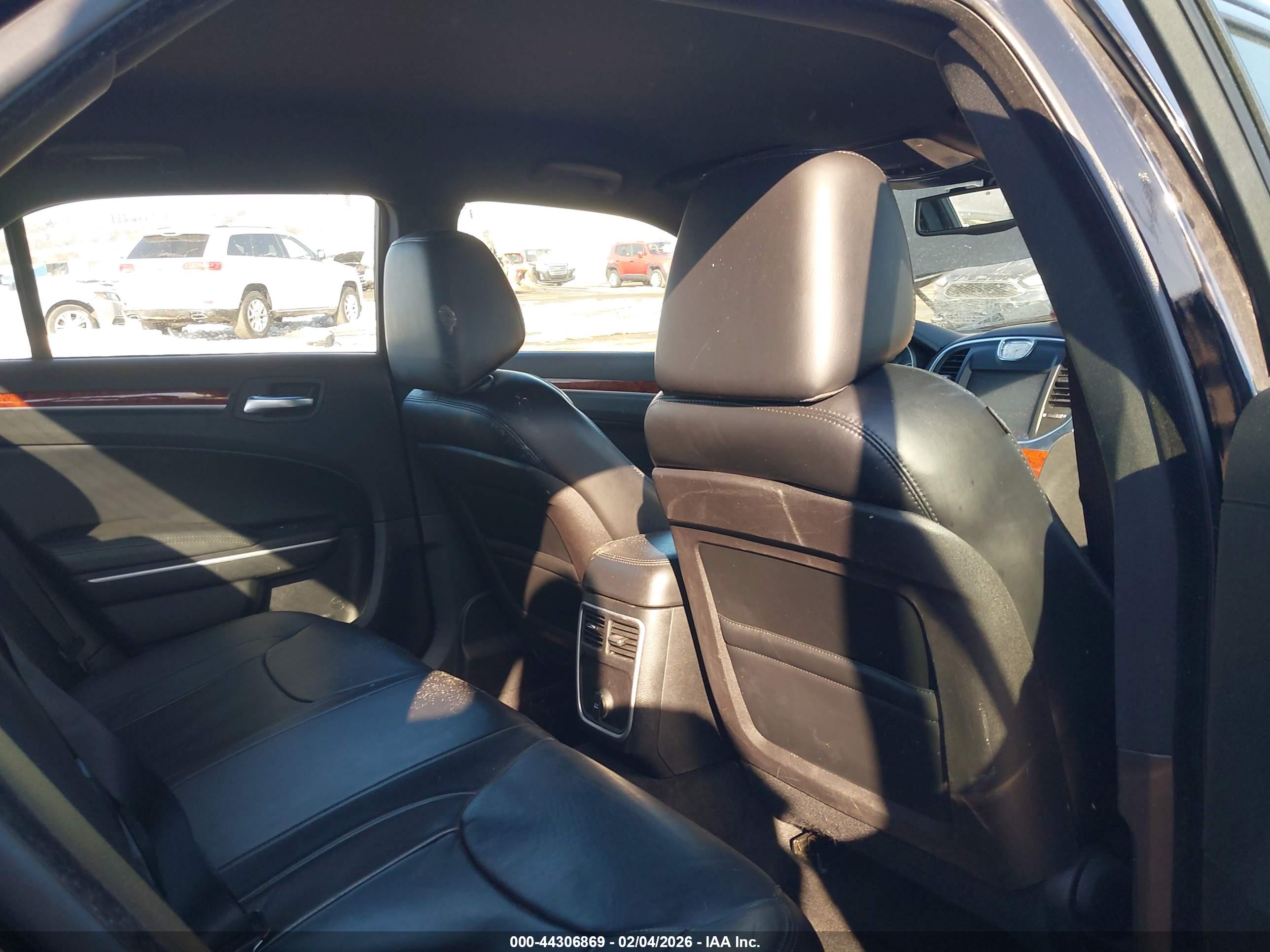CHRYSLER 300 image 8