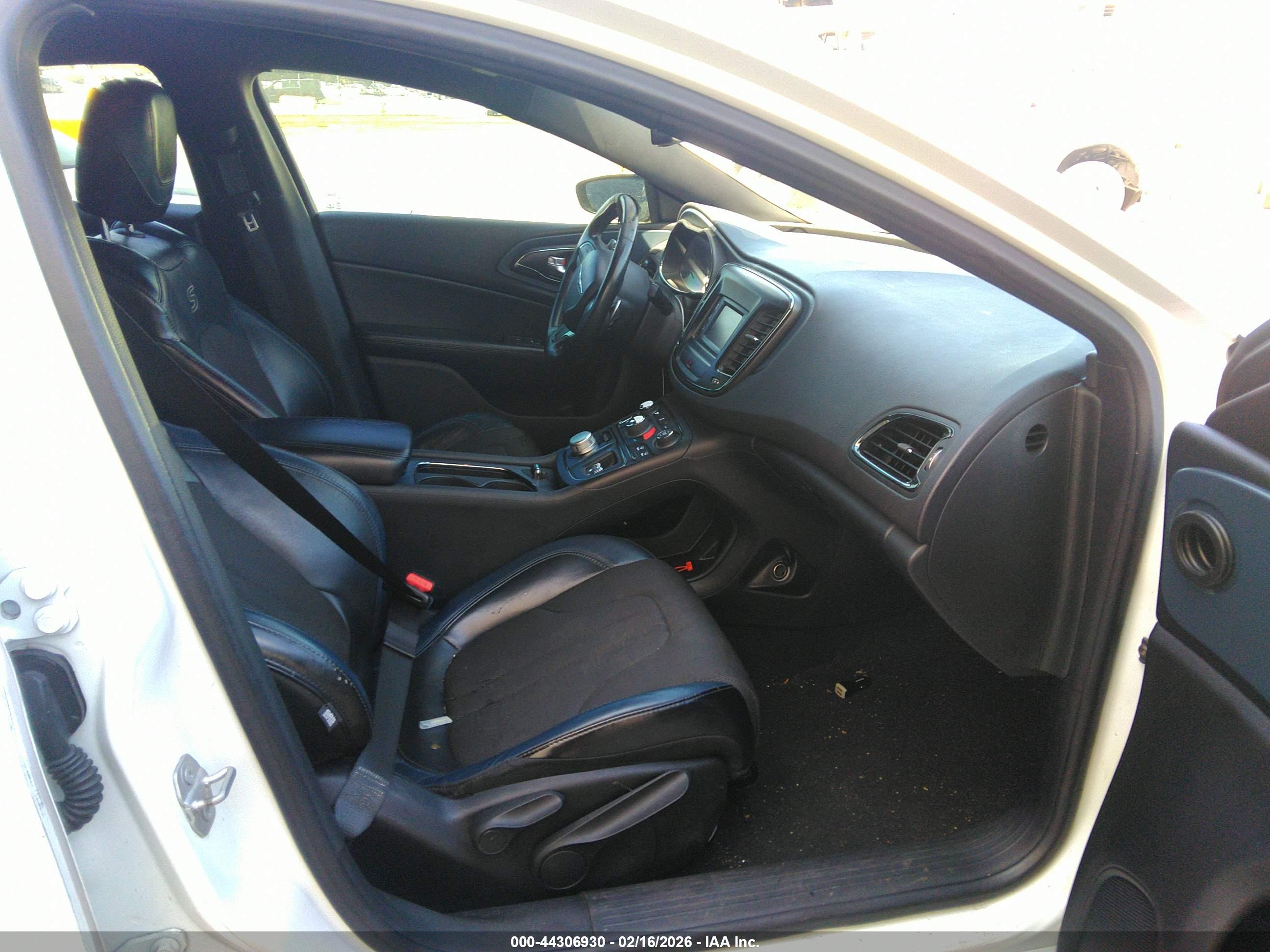 CHRYSLER 200 image 5