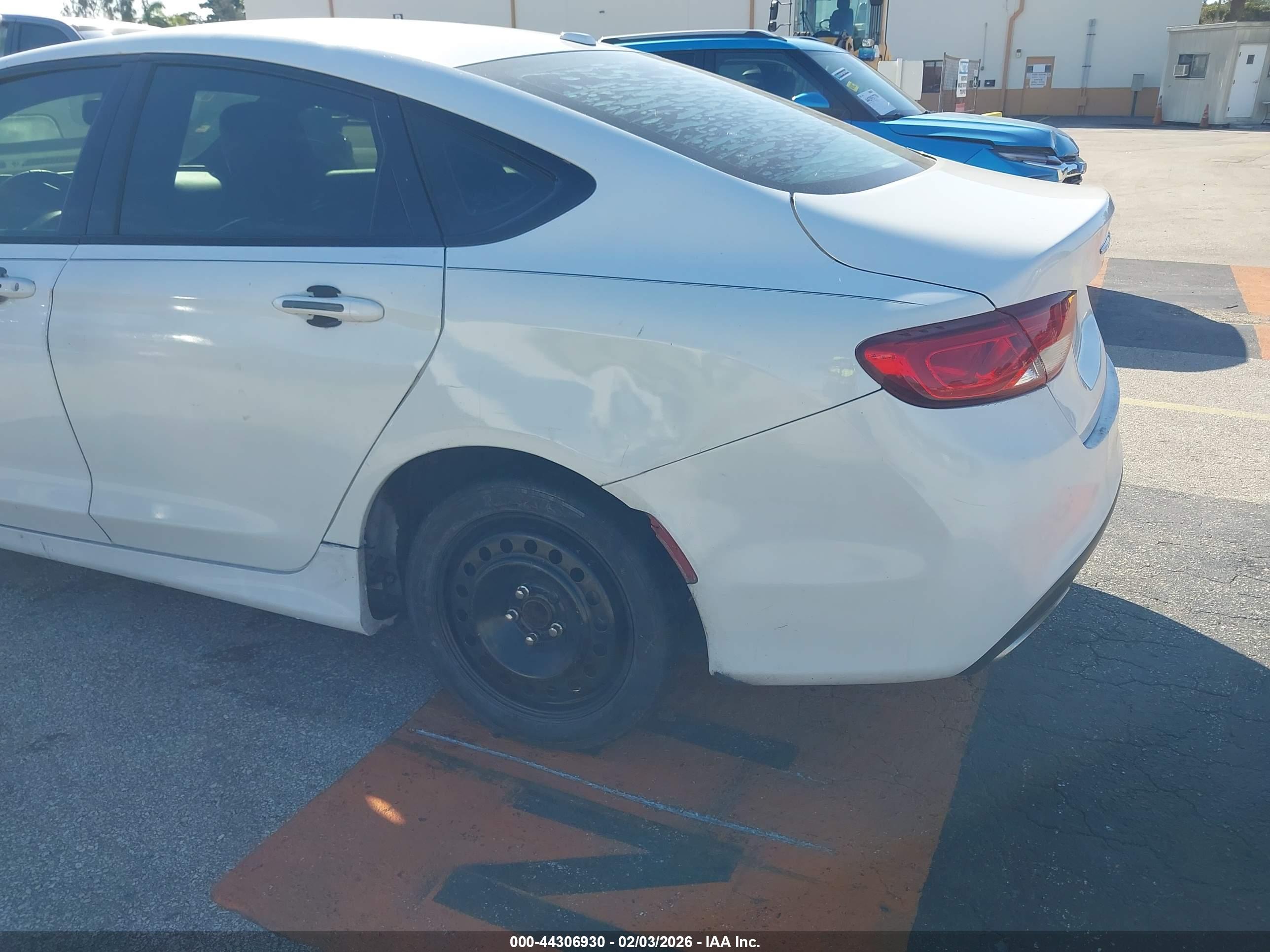 CHRYSLER 200 image 6