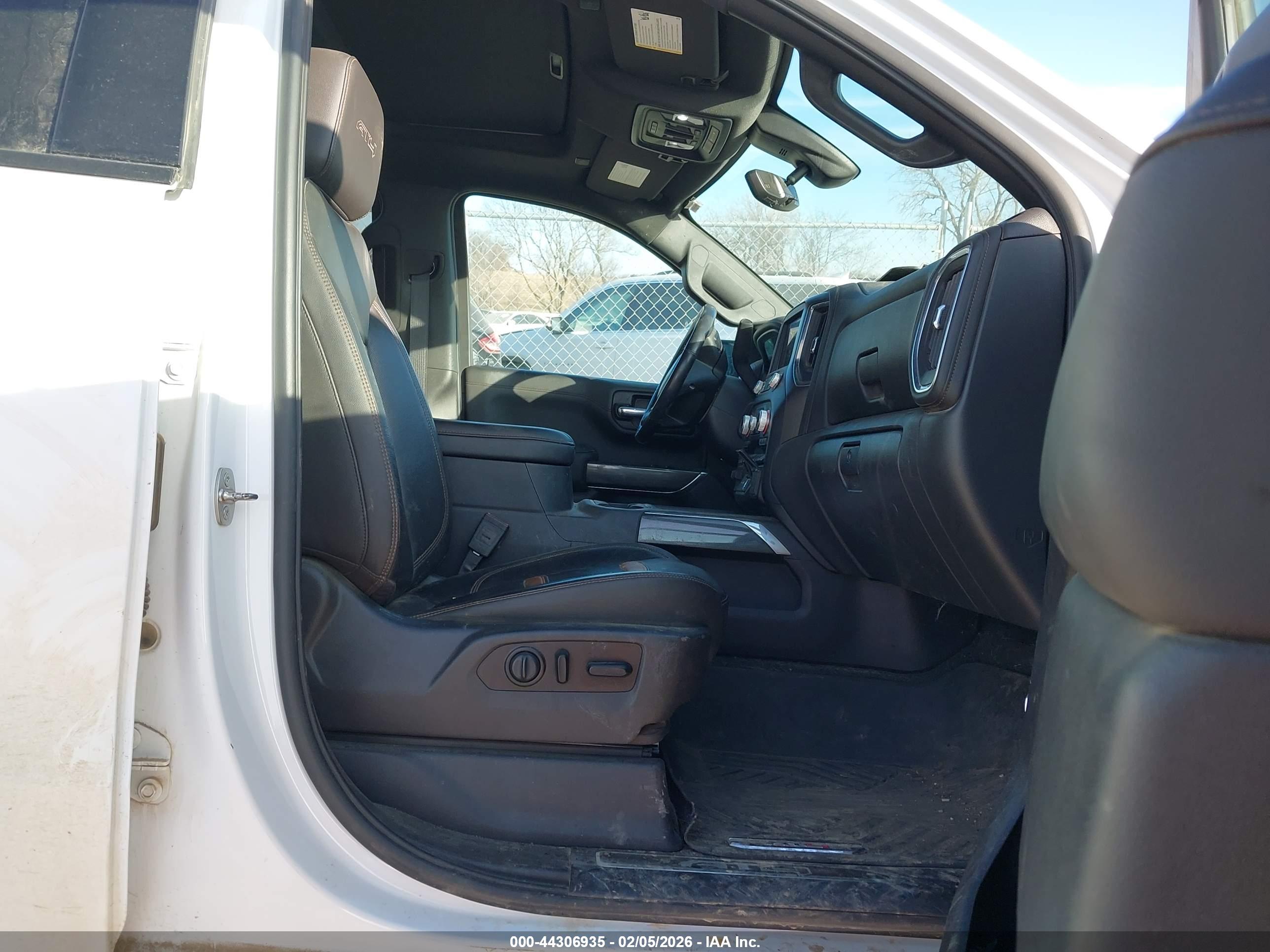 GMC SIERRA image 5