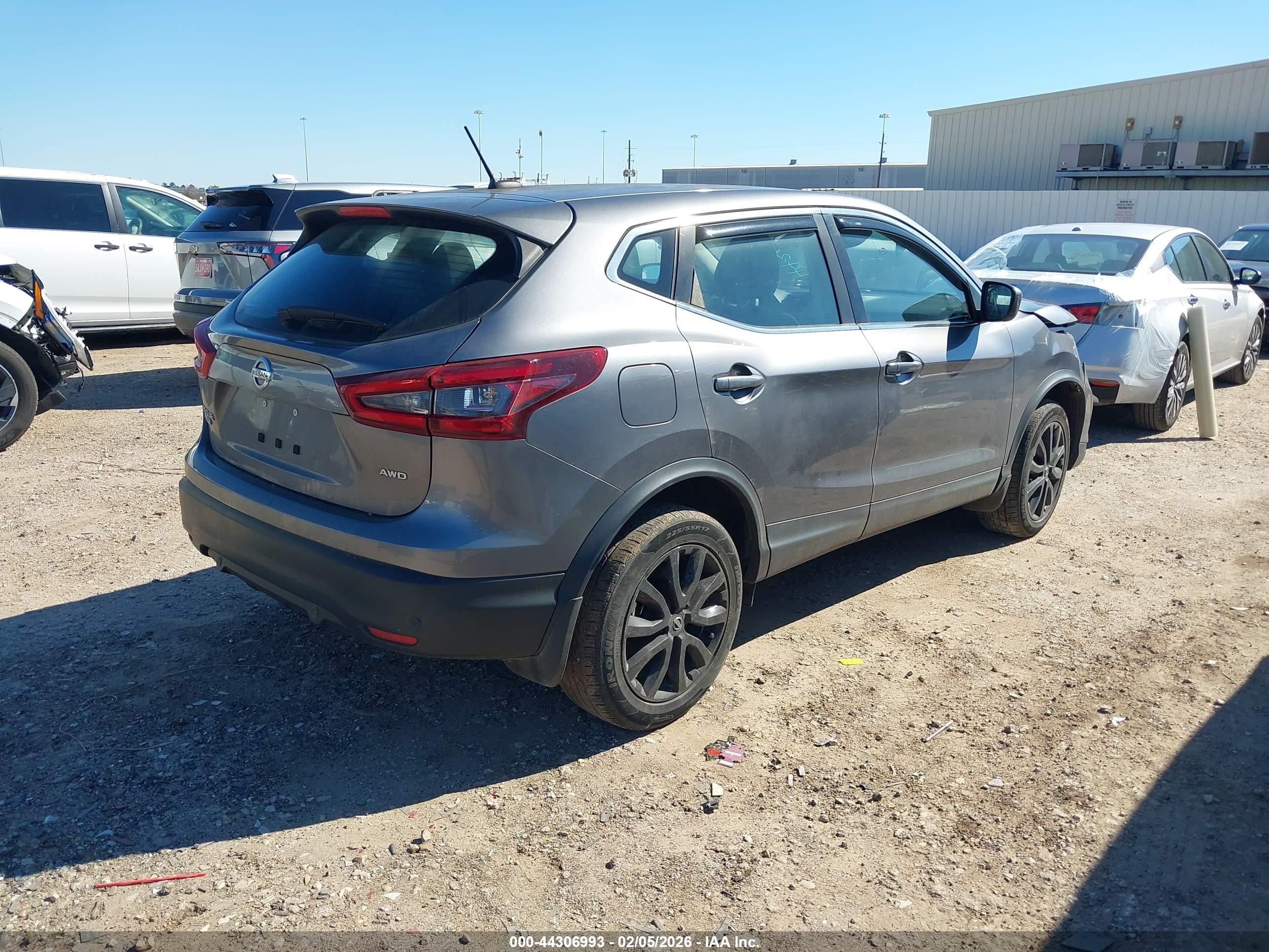 NISSAN ROGUE image 4