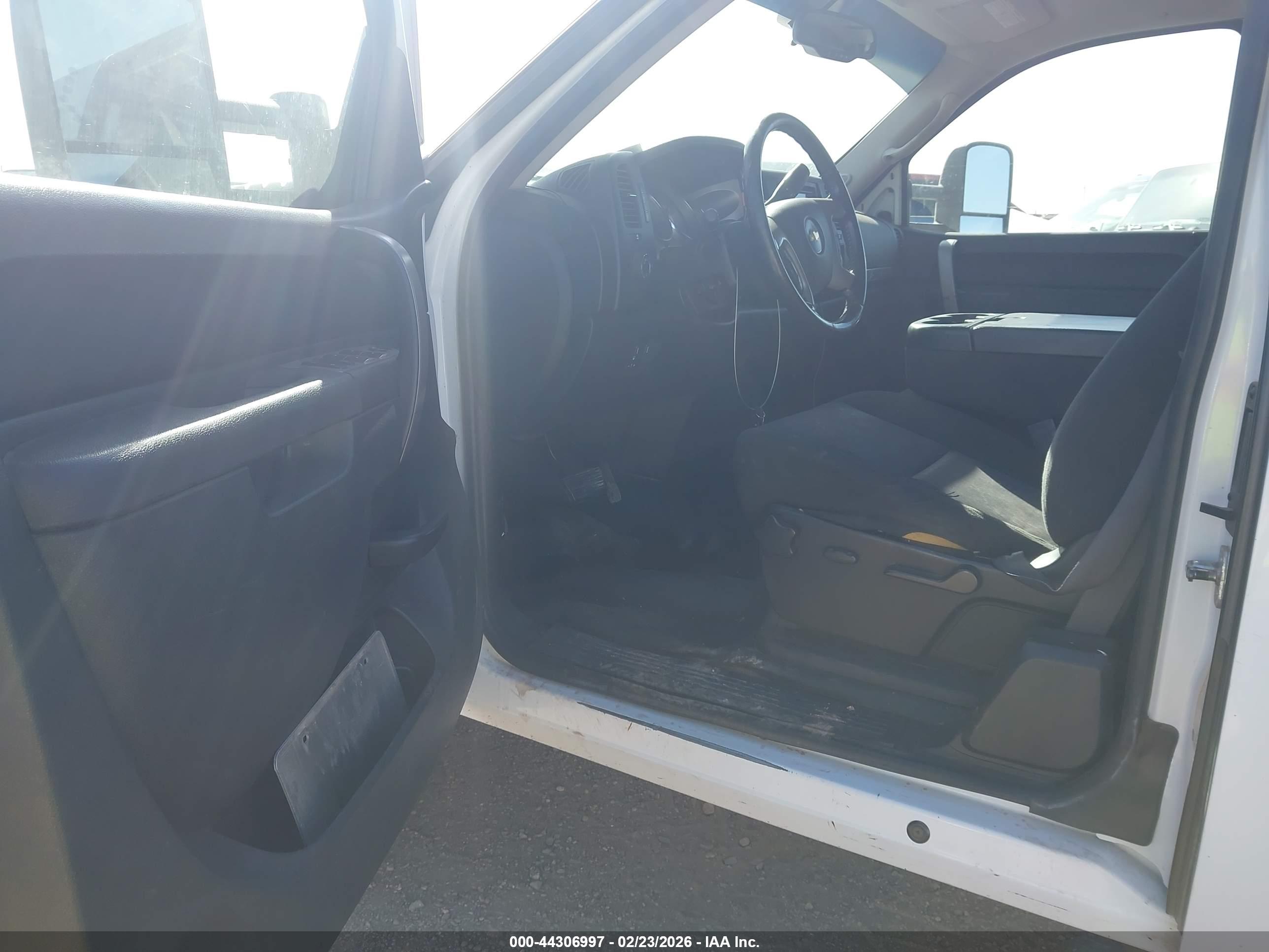 CHEVROLET SILVERADO image 5