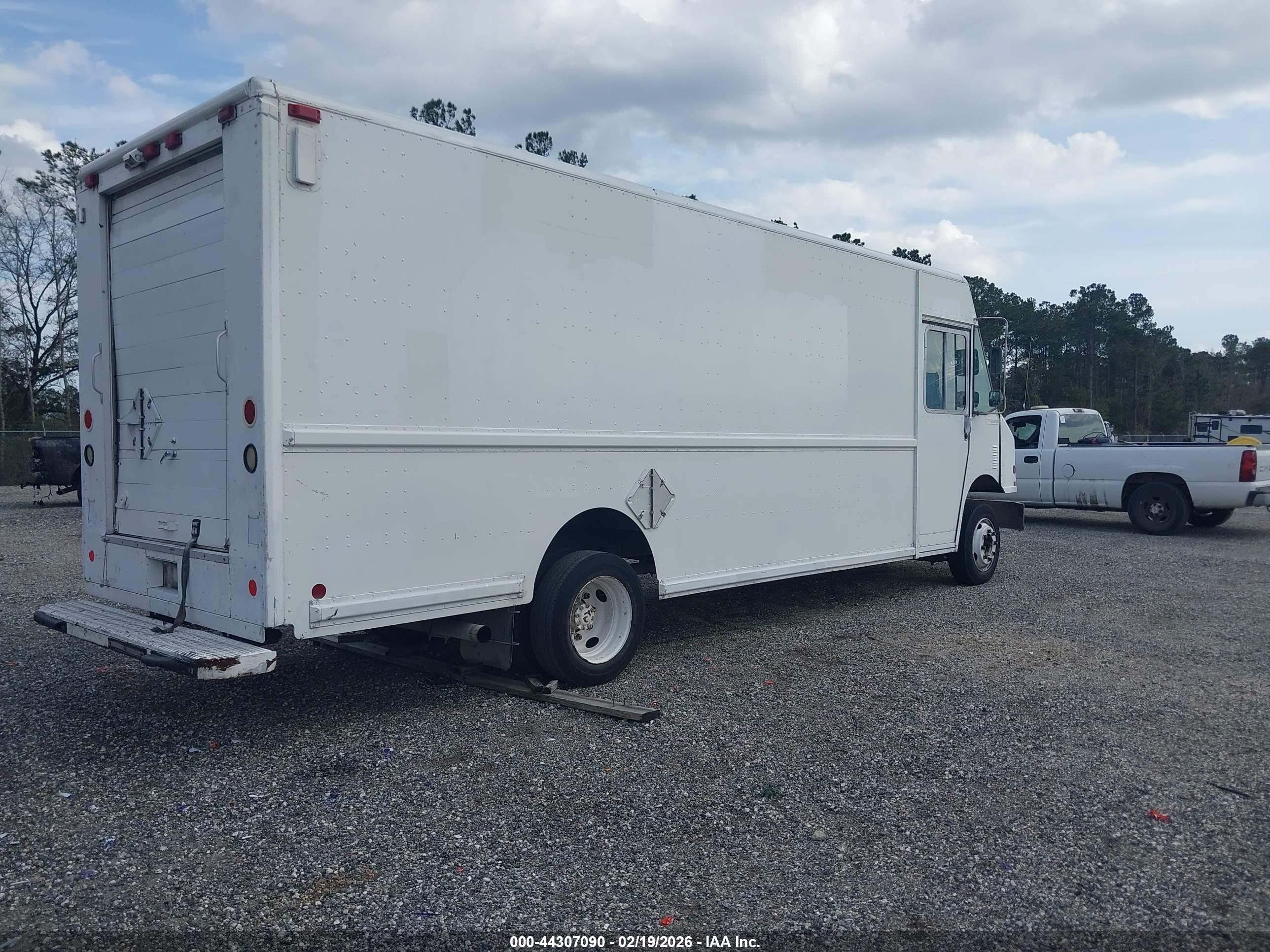 FREIGHTLINER CHASSIS image 4