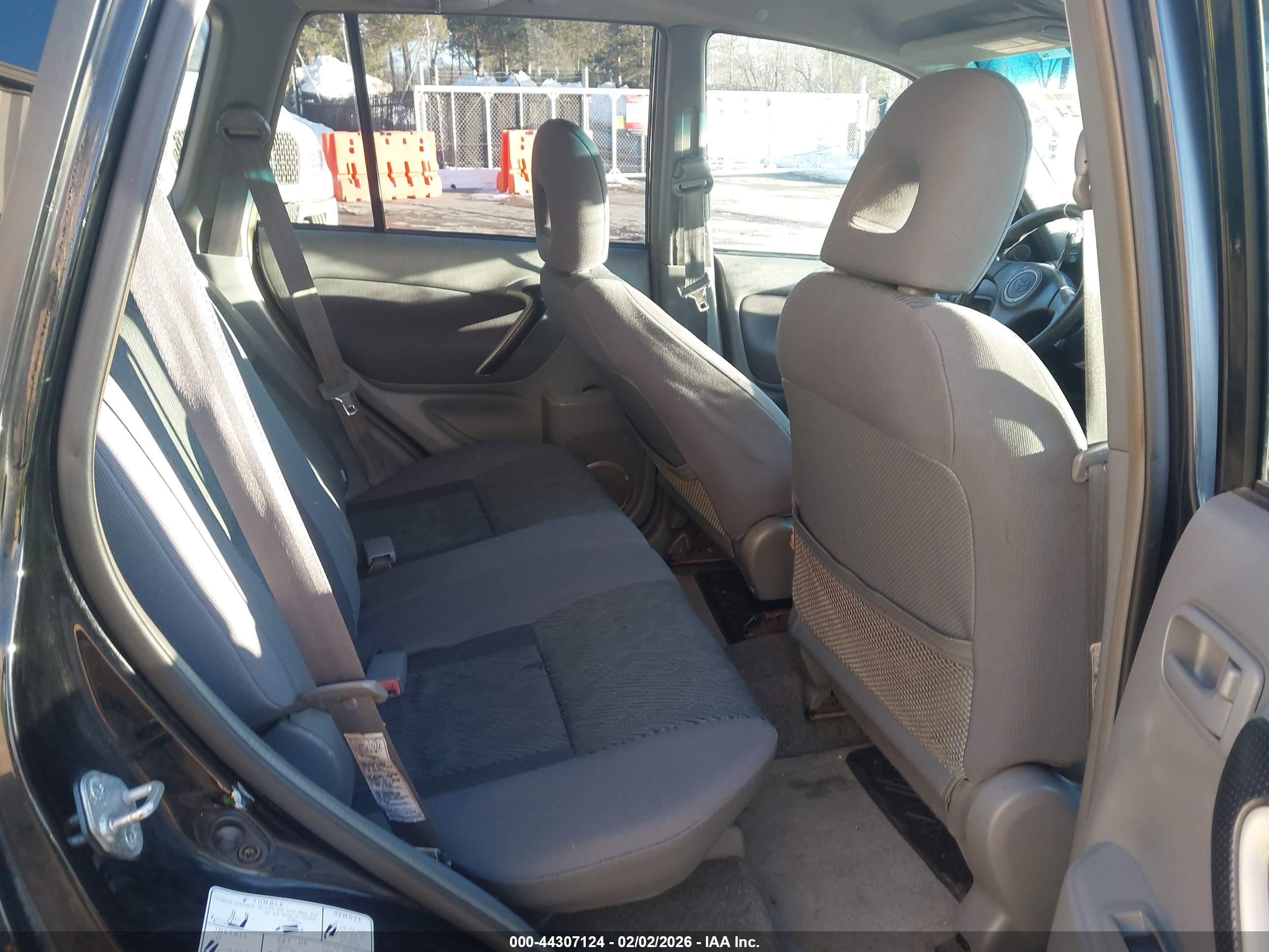 TOYOTA RAV4 image 8