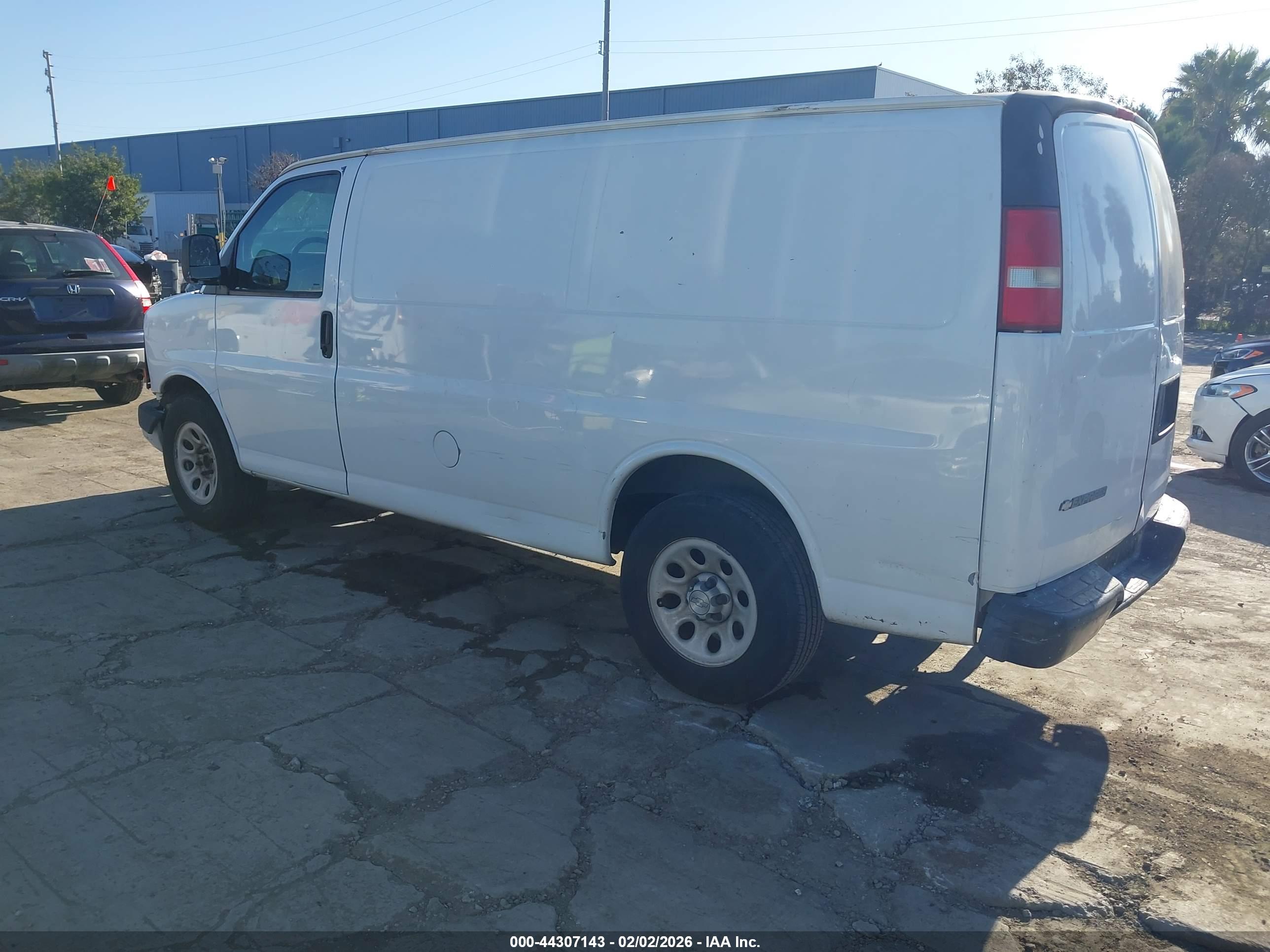 CHEVROLET EXPRESS image 3